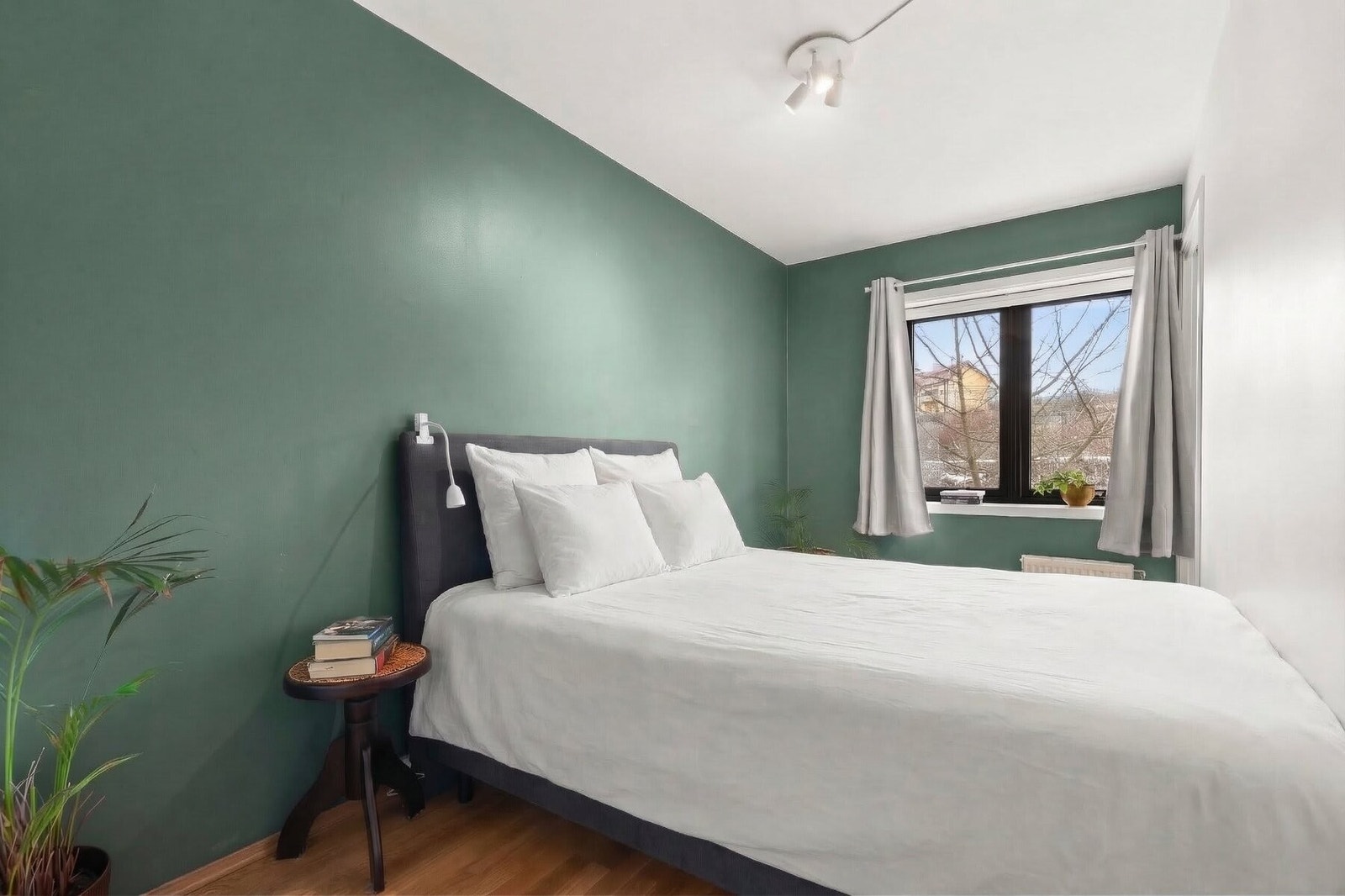 Luftig soverom med adkomst fra to sider og god plass til dobbeltseng. Galleribilde