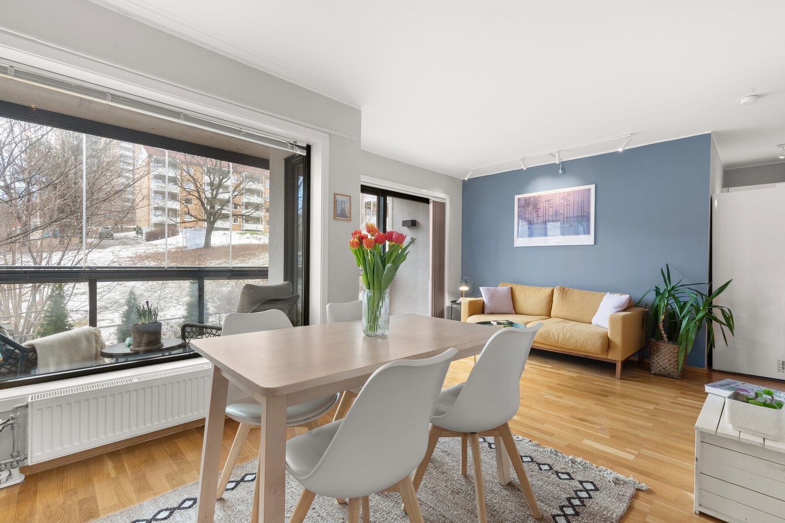 Lys og romslig hjørne-/vinkelstue med god plass til både salong og spisestue. Galleribilde