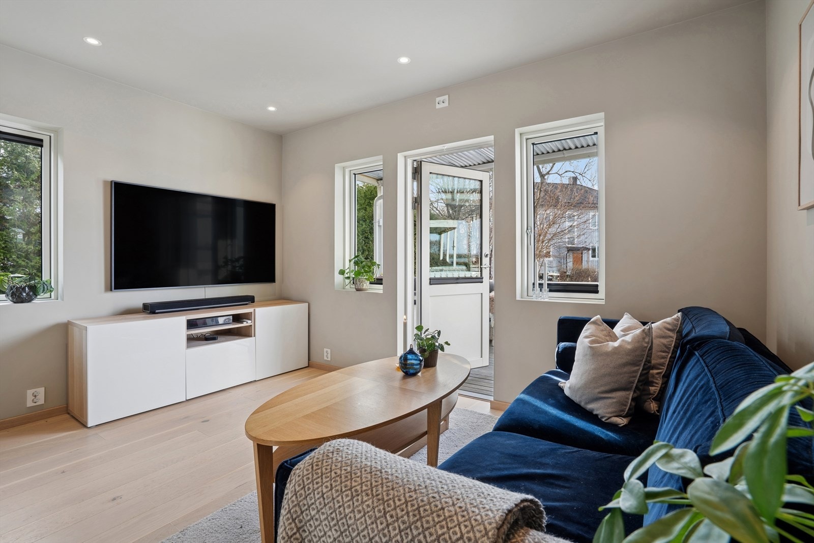 De store vindusflatene gir et god og naturlig lysinnslipp fra to endevegger. Her har man også direkte tilkomst til en solrik veranda. Galleribilde