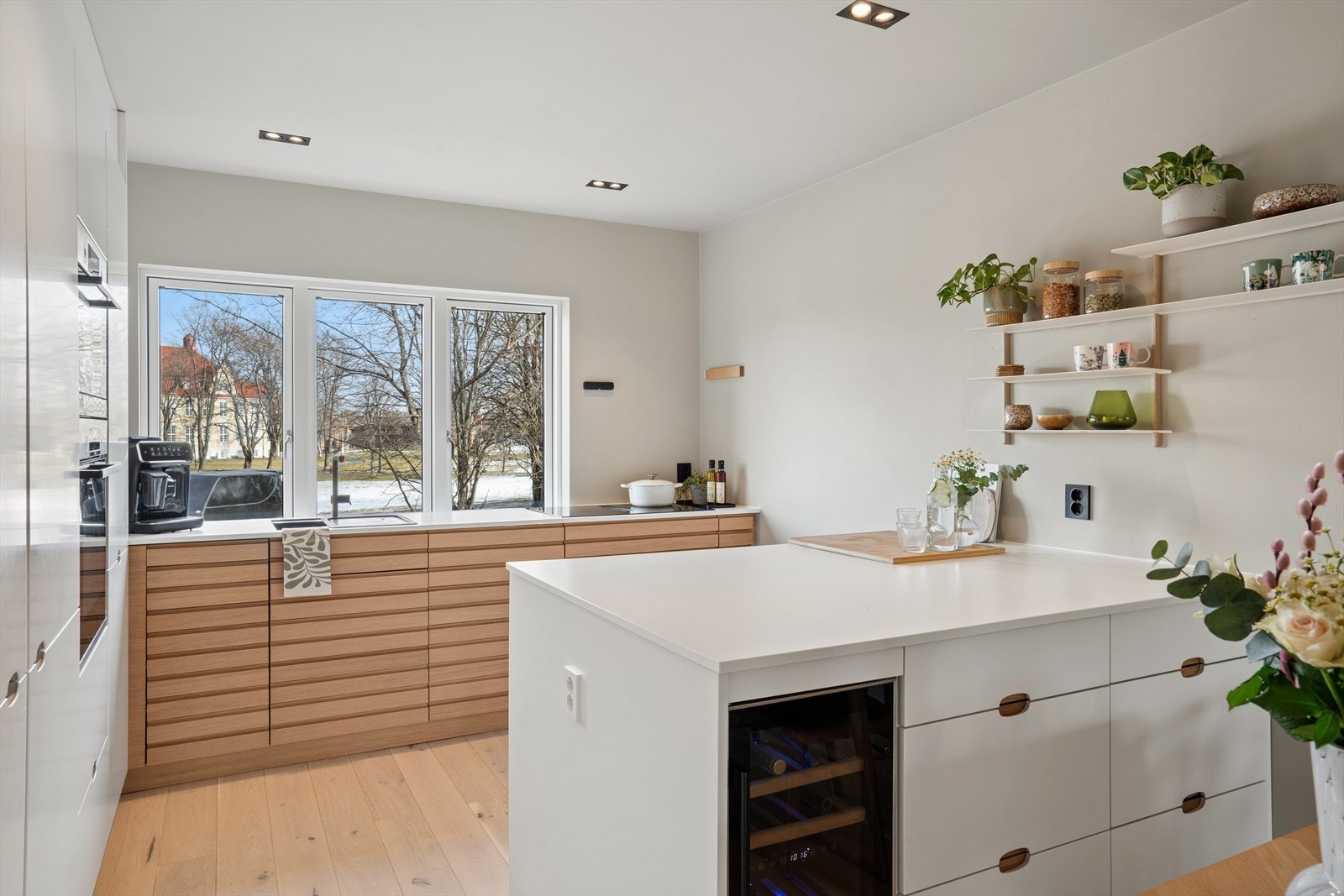 Praktisk kjøkkenøy, hvor du også finner et integrert vinskap. Galleribilde