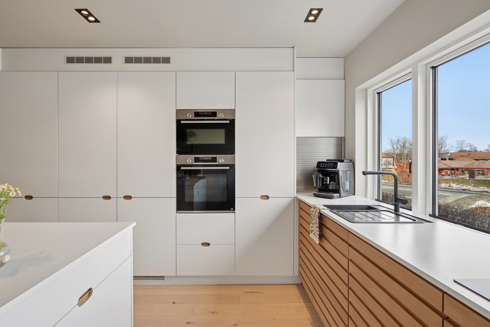 Av integrerte hvitevarer er det montert stekeovn, mikroovn, platetopp med nedtrekk, vinskap samt kjøle og fryseskap. Galleribilde