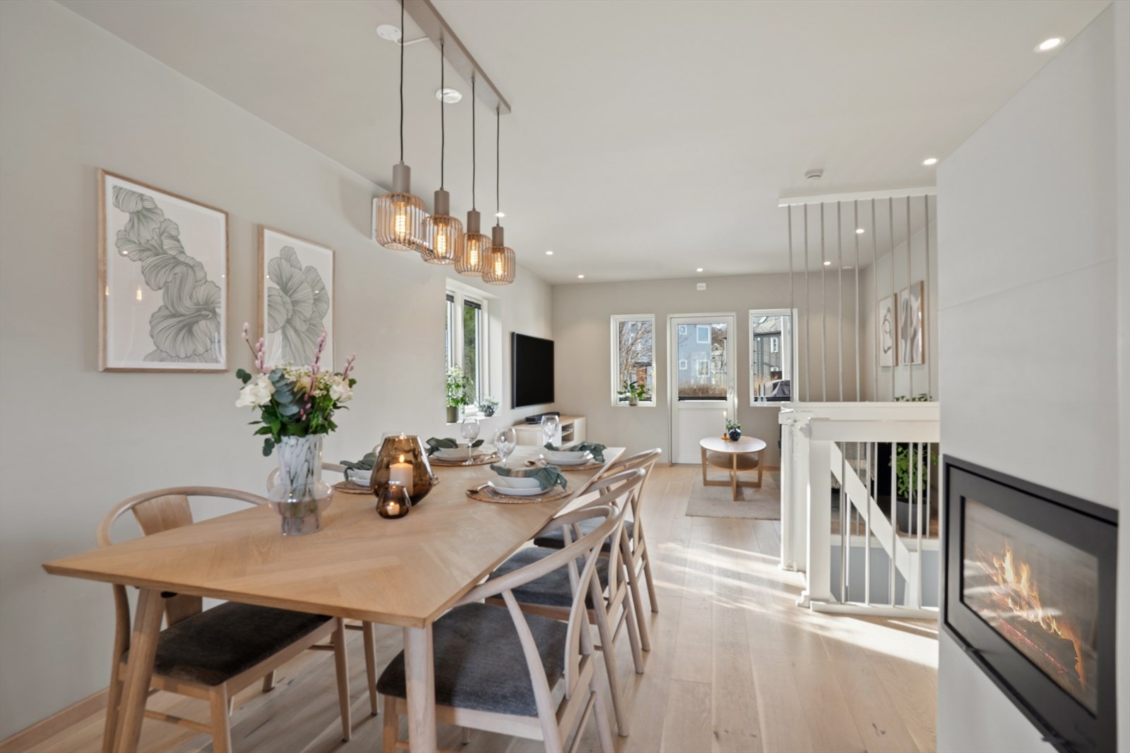 Spisestuen finner sin naturlige beliggenhet mellom stuen og kjøkkenet. Galleribilde