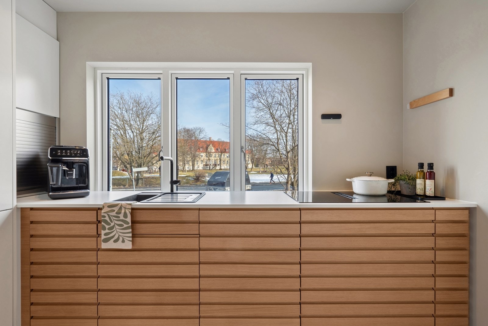 Kjøkkenet har en stilren og praktisk utførelse. Galleribilde