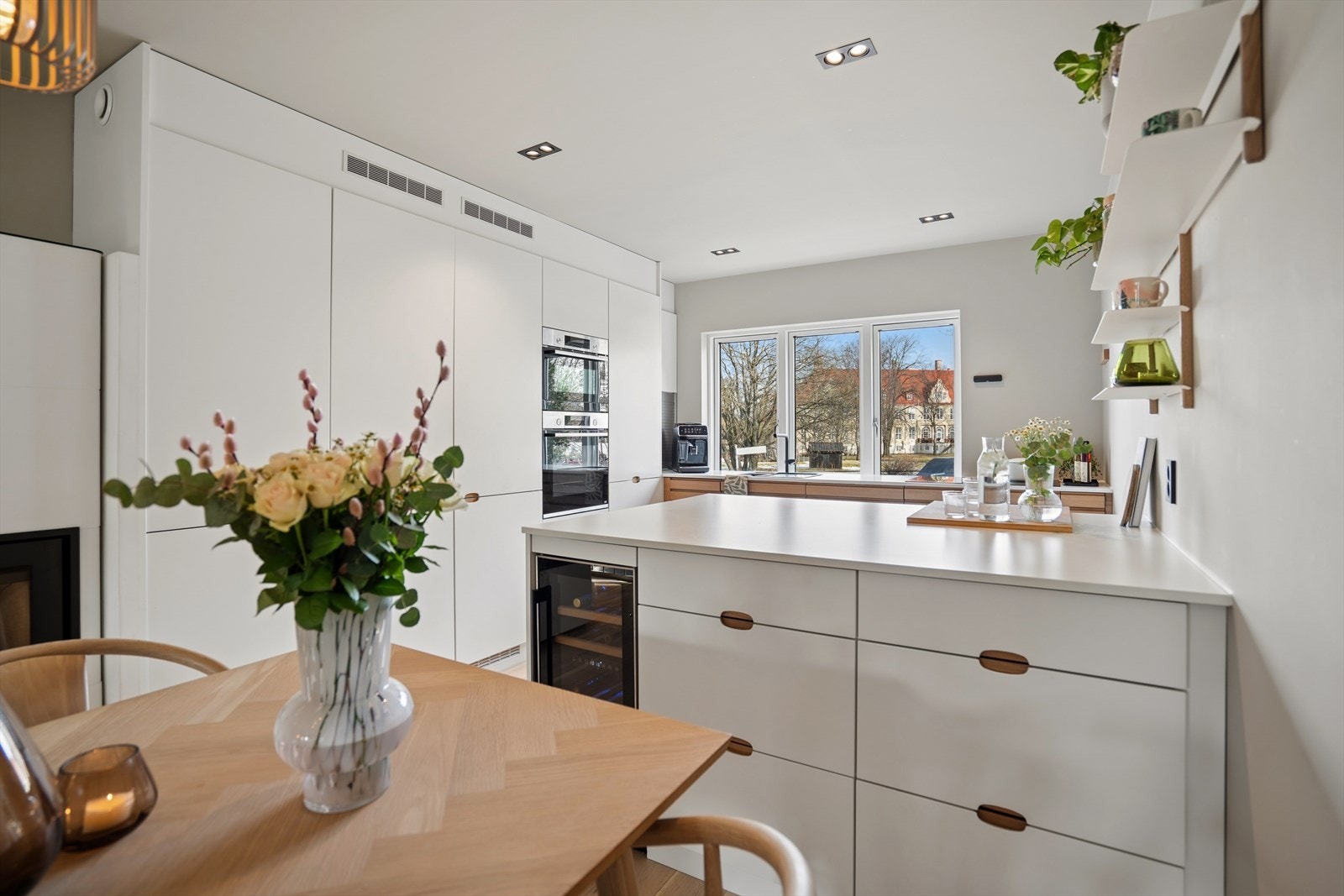 Kjøkkenet er utstyrt med romslig benkeplass og rikelig utvalg av skap- og skuffeløsninger. Galleribilde