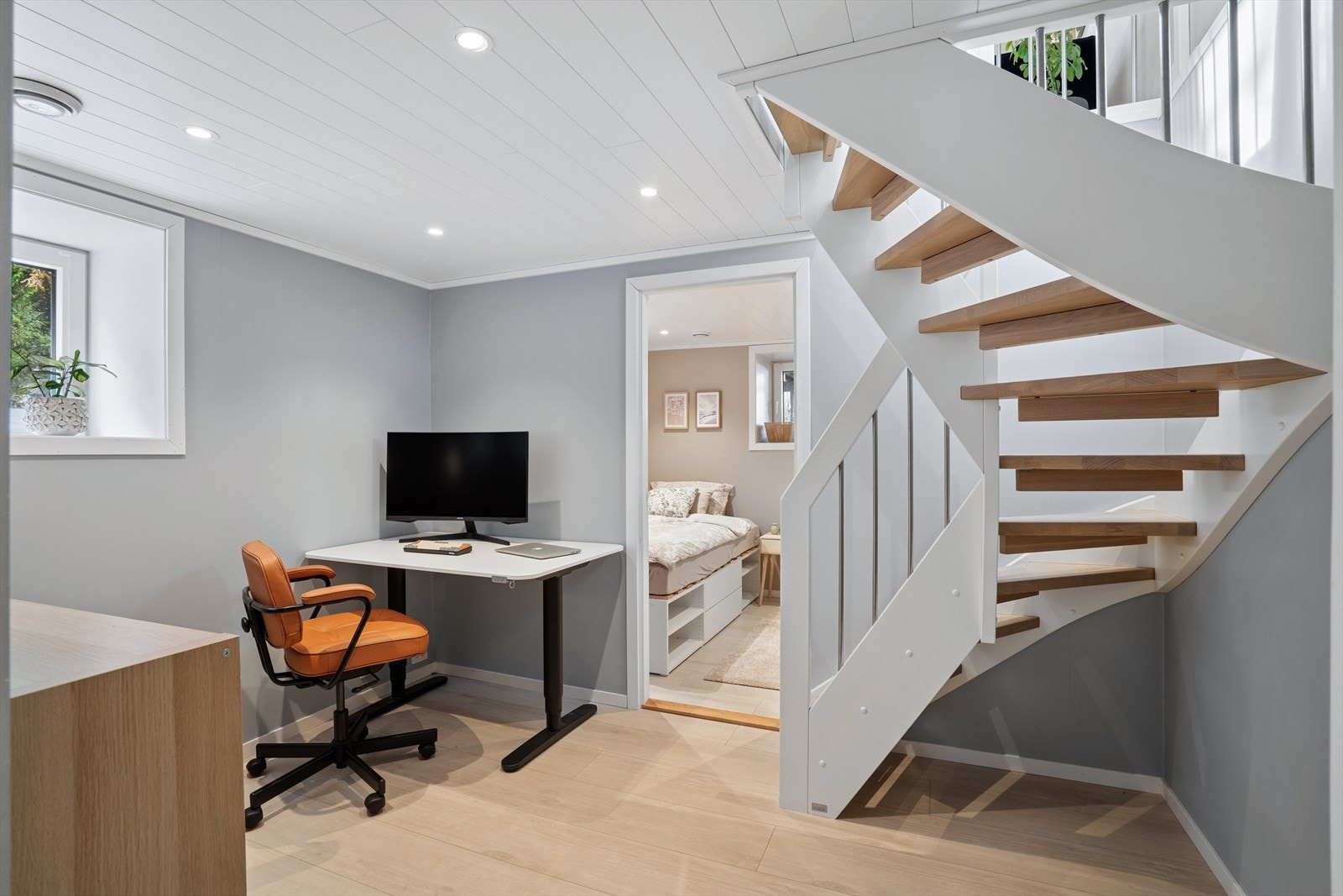 Fra stuen har man trappetilkomst til underetasjen. Her finner man en allsidig kjellerstue som f.eks kan nyttes til hjemmekontor. Galleribilde