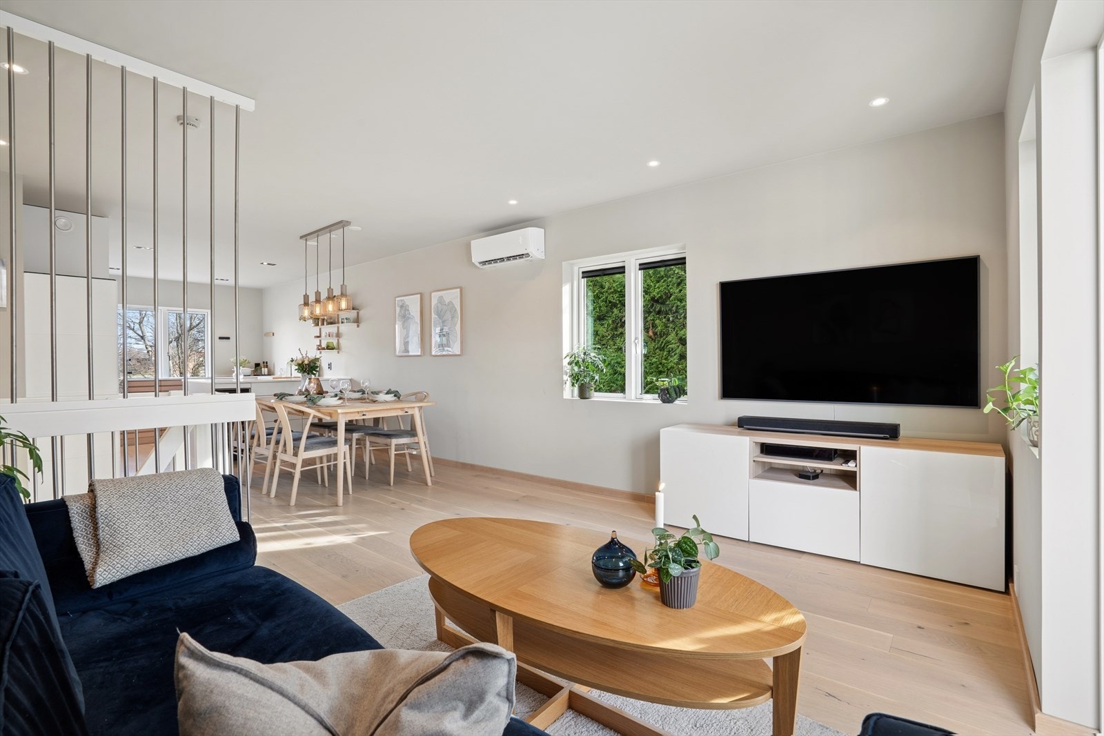 Velkommen til Thoning Owesens gate 17, en praktisk og delikat leilighet over 2 plan med særdeles god beliggenhet! Galleribilde