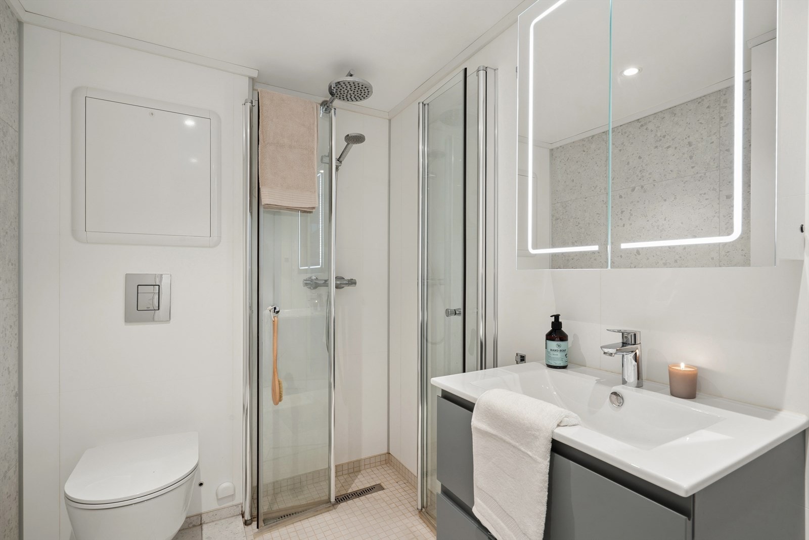 I denne etasjen har man også etablert et baderom med dusjløsning og vegghengt WC. Galleribilde