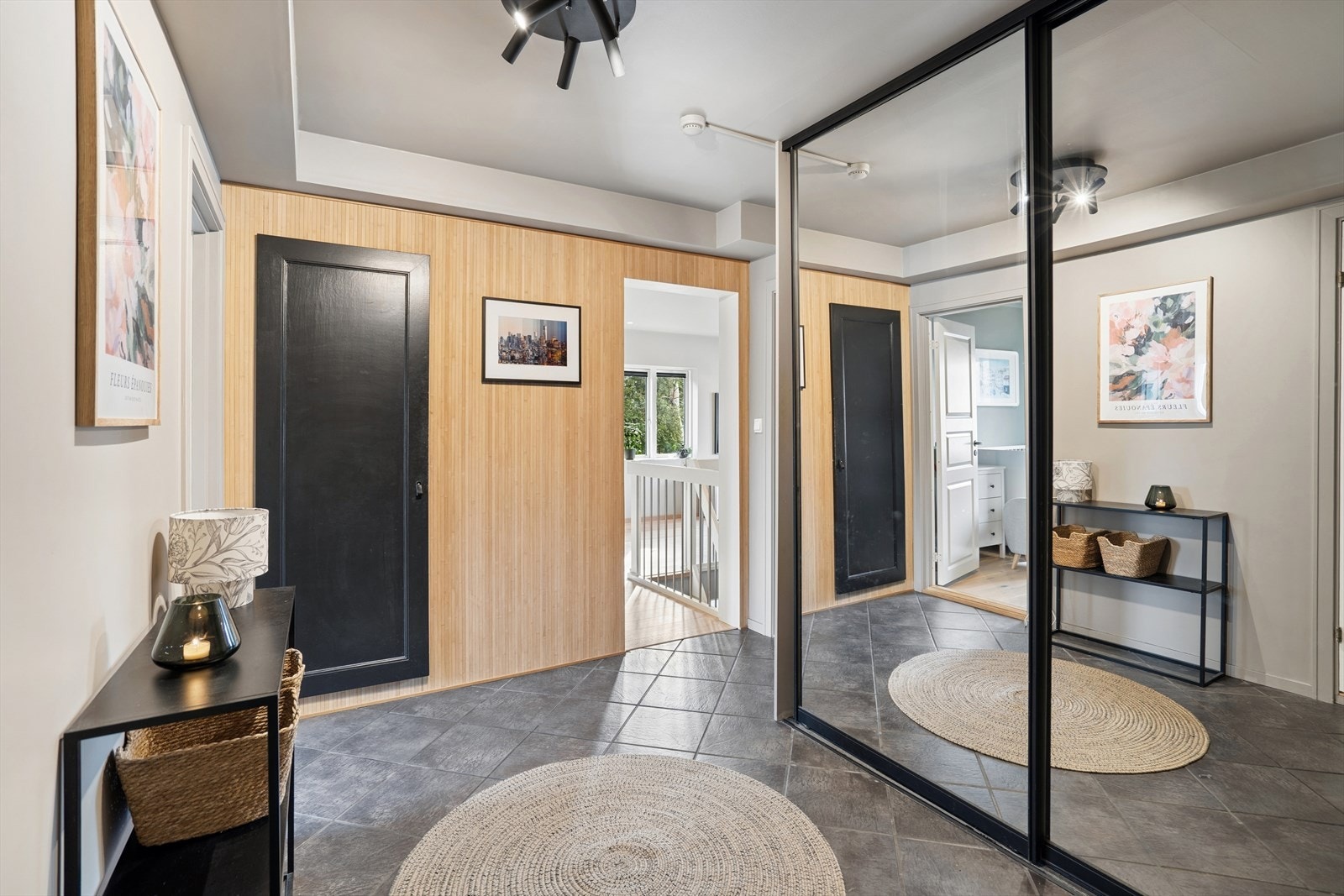 Entréen er oppmålt til hele 8,7 kvm. Her er det montert en romslig skyvedørsgarderobe med speilfronter. Galleribilde