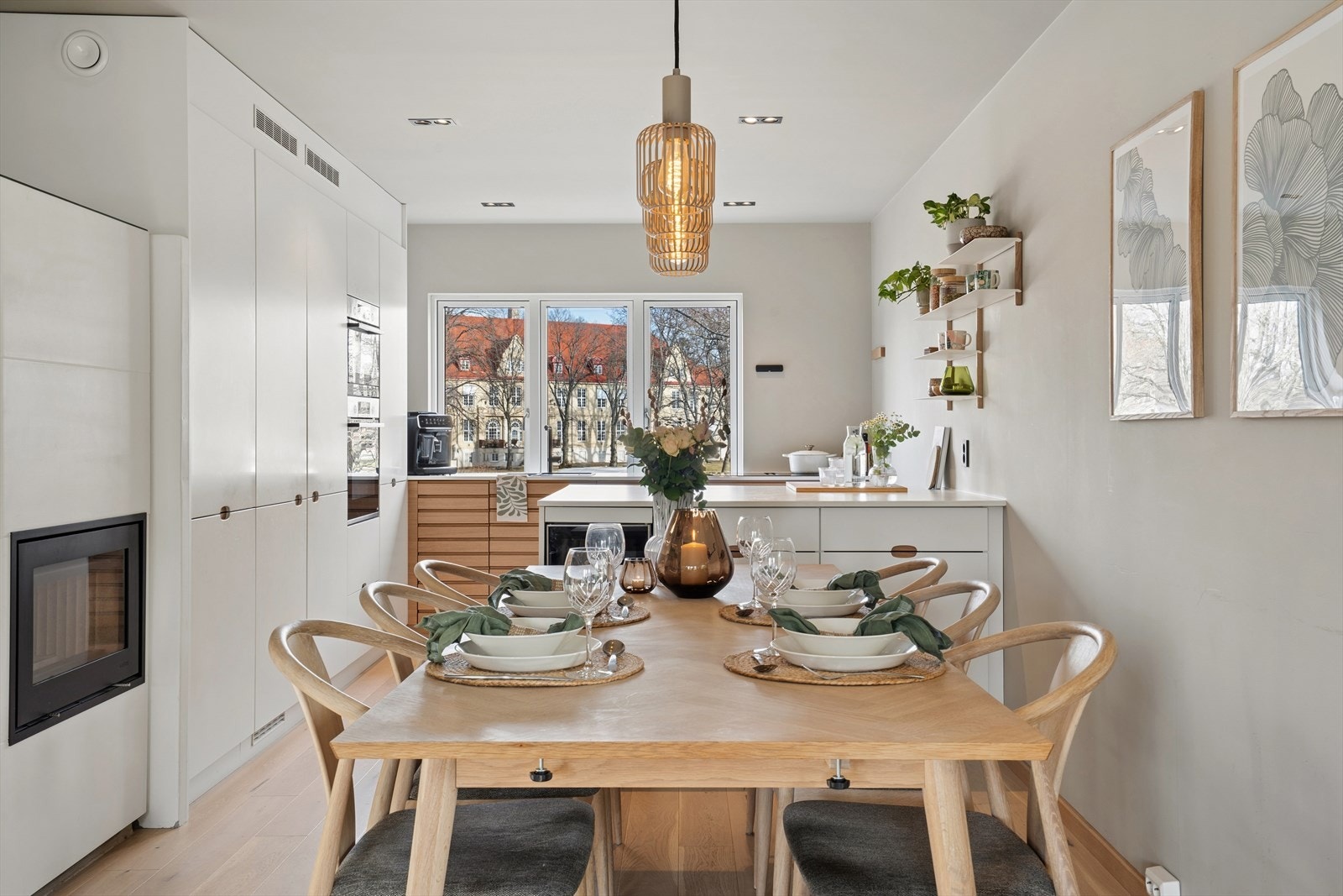 Her er det også etablert vedfyringsmuligheter for de kaldere høst- og vintermånedene. Galleribilde