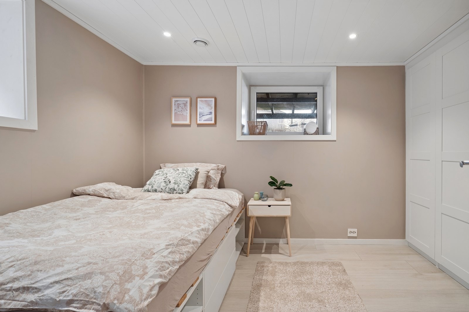 Det største soverommet i underetasjen er målt opp til hele 9 kvm. Her er det god plass til både seng, pult og garderobeløsing. Galleribilde