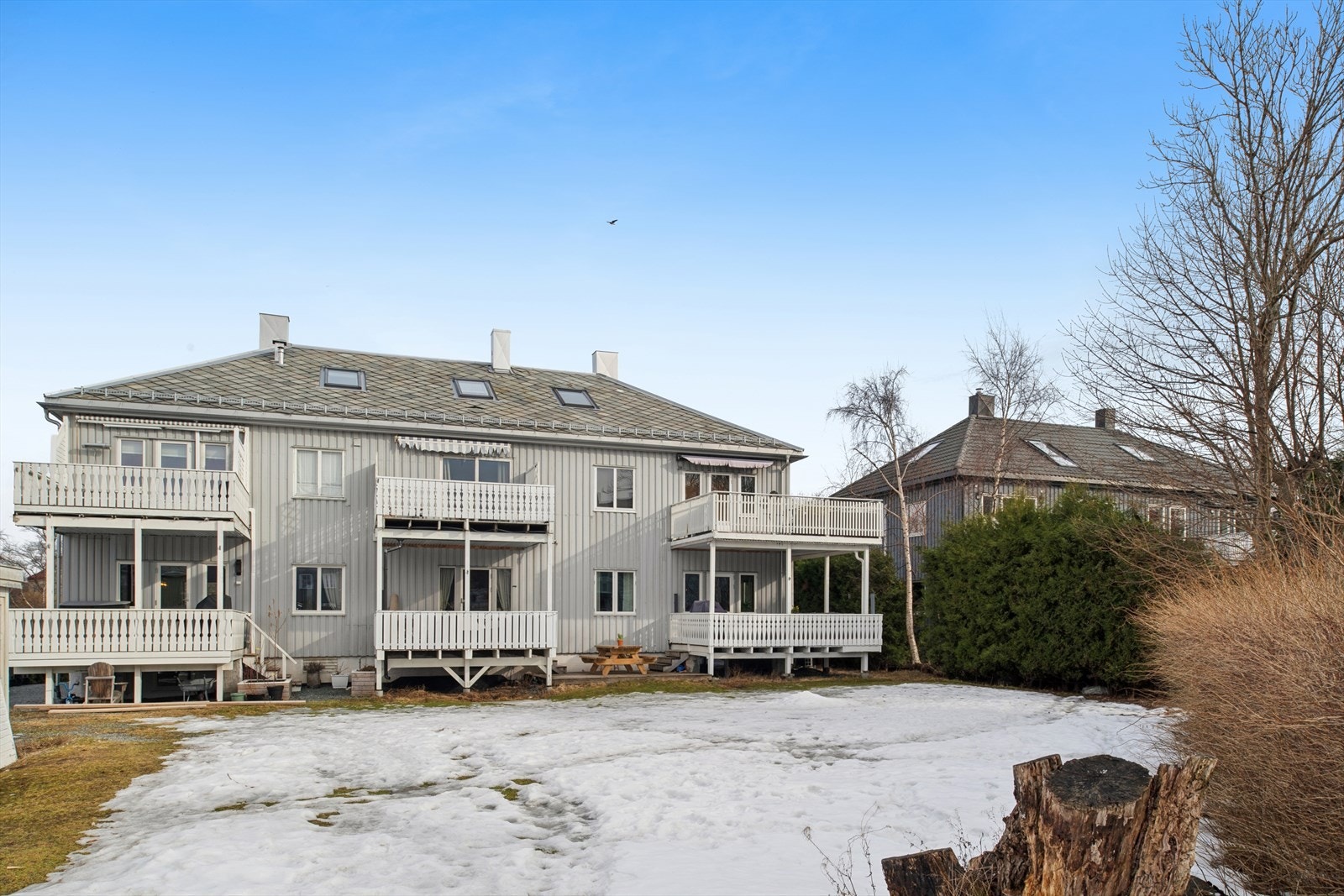 Leiligheten har hjørnebeliggenhet og har direkte tilkomst til sameiets skjermede hage. Galleribilde