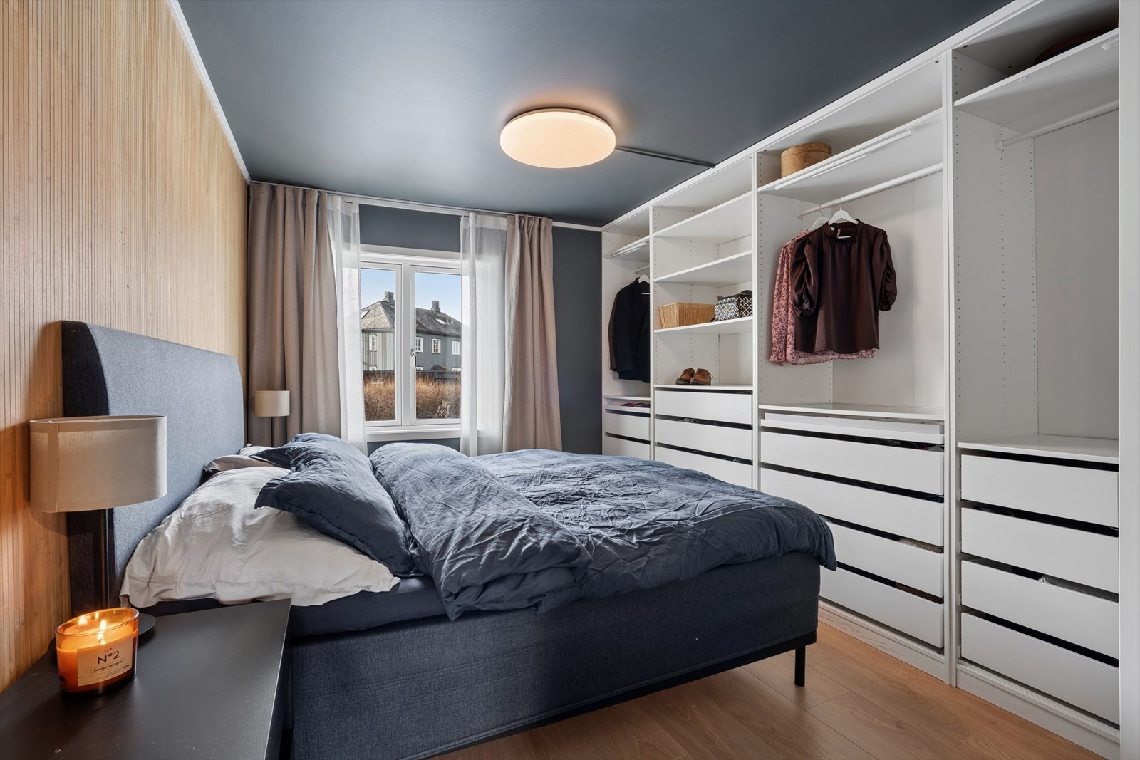 Hovedsoverommet har rikelig med plass til både dobbeltseng og en raus garderobeløsning. Galleribilde