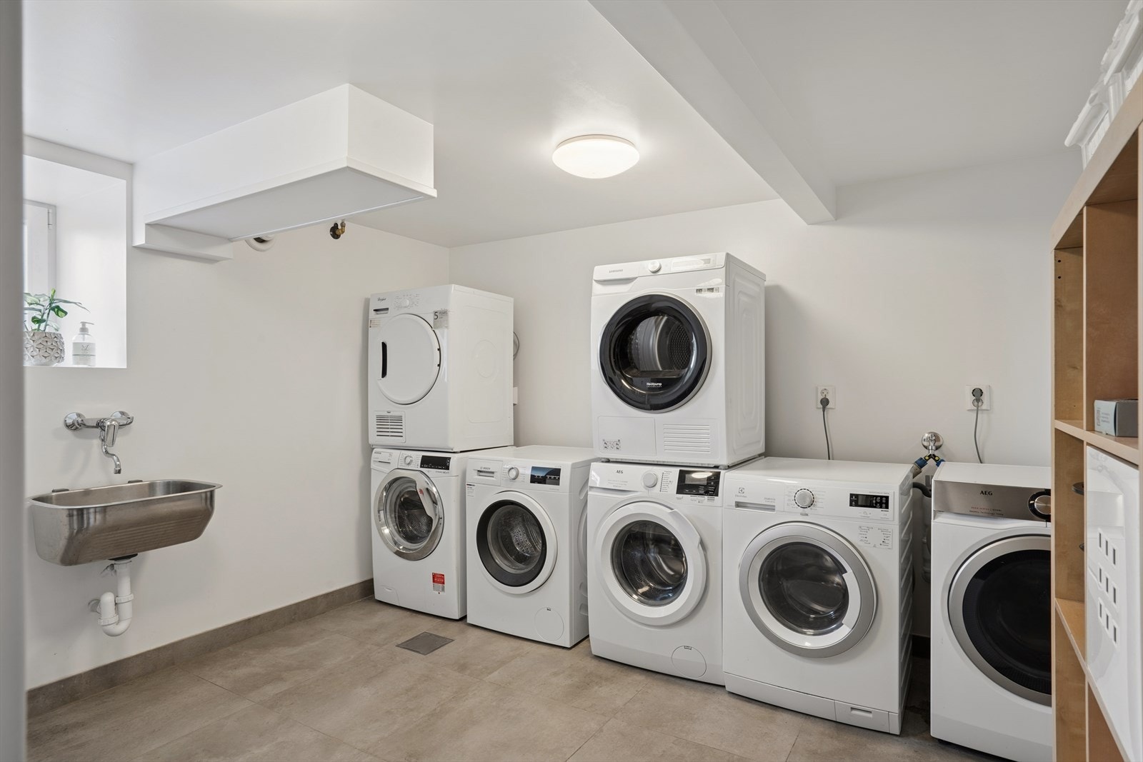 Vaskerommet er felles for alle beboere. Her kan man plassere vaskemaskin og tørketrommel i et pent oppsusset rom. Galleribilde