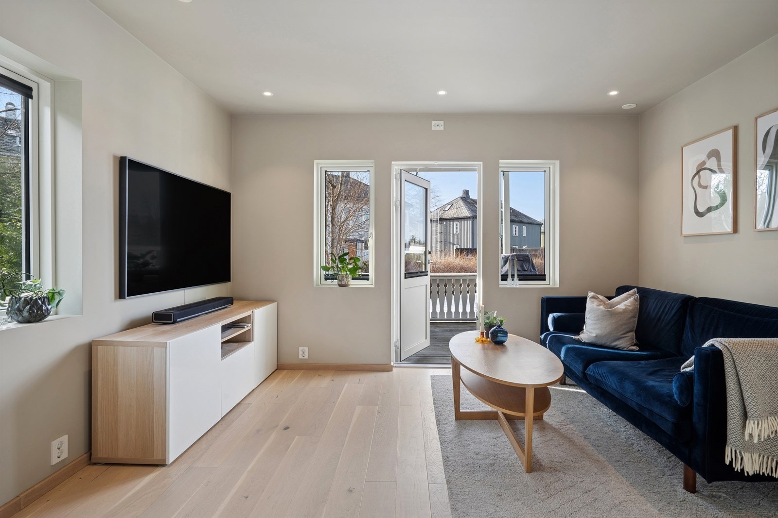 Stuen er oppmalt med moderne fargevalg og har montert downlights i himling Galleribilde