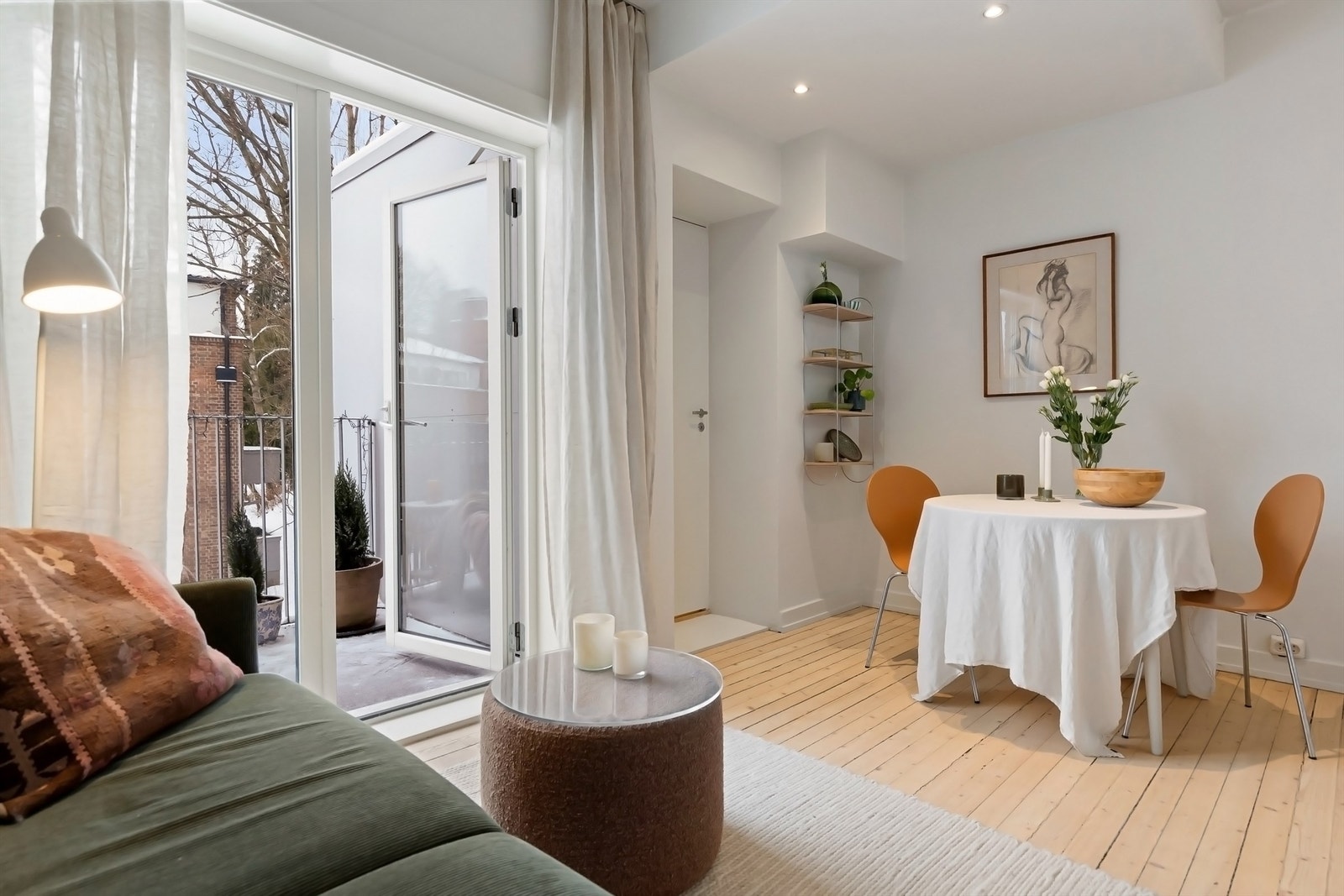 Lys og hyggelig stue med åpen kjøkkenløsning Galleribilde