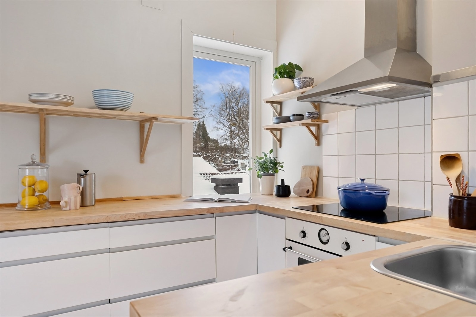 I 2025 ble oppvaskmaskin og deler av benkeplaten oppgradert Galleribilde