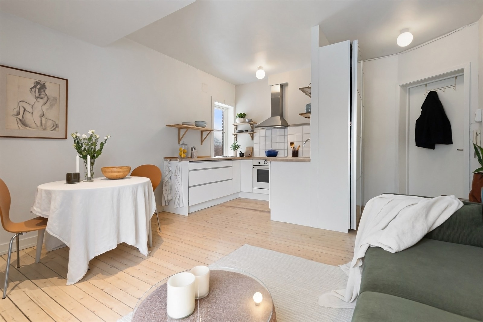 Kjøkkenet har en åpen løsning mot stuen og er innredet med slette fronter fra ca. 2015 Galleribilde