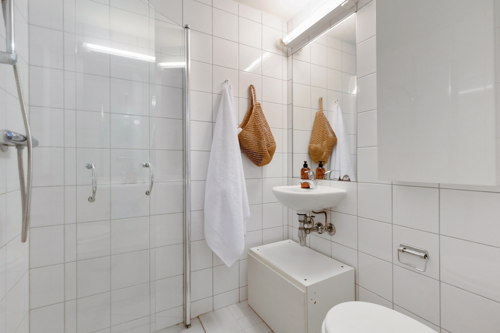 Baderommet er fra 2016 og fremstår moderne og funksjonelt, med flislagt gulv med varmekabler og flislagte vegger Galleribilde