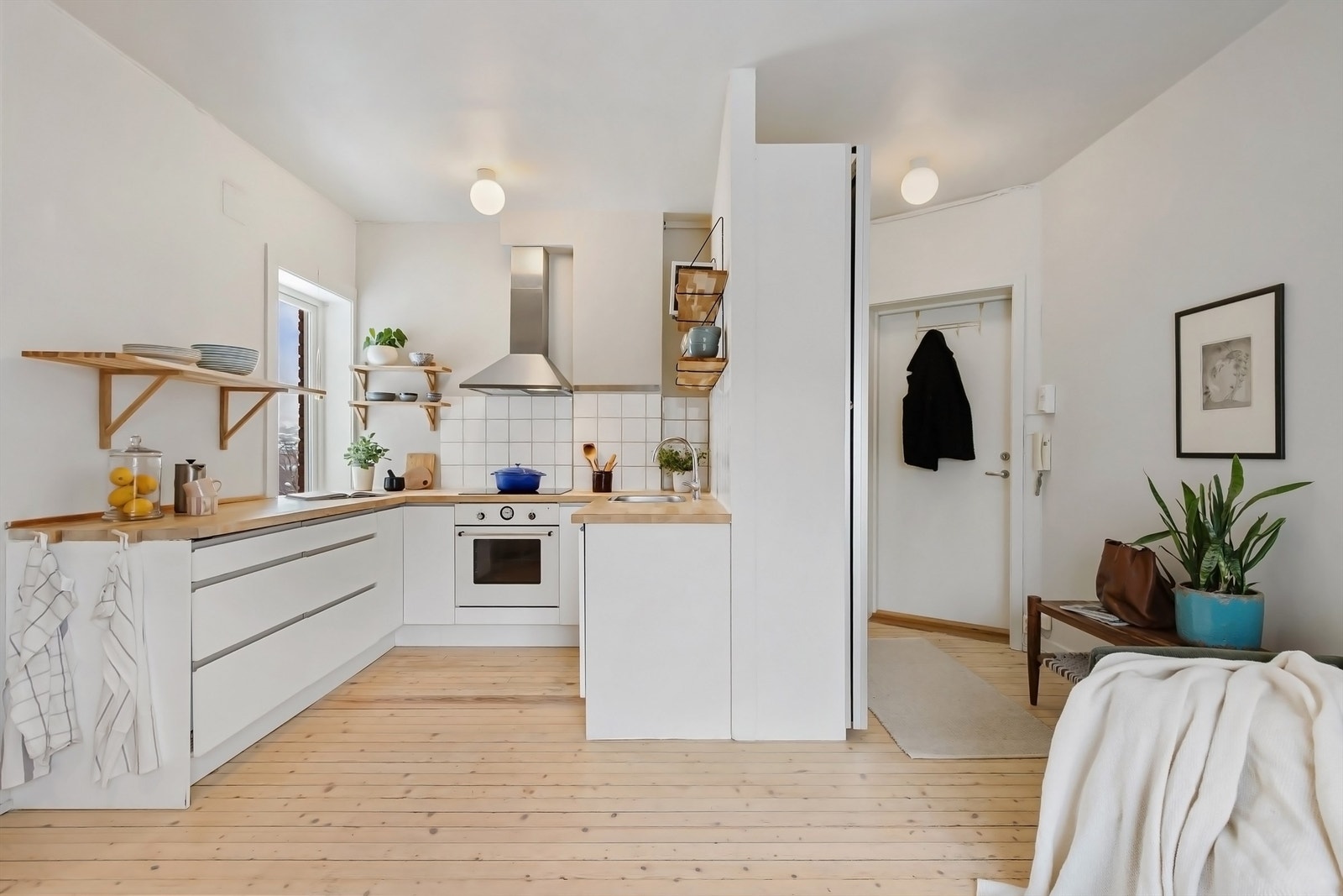 Kjøkkenet er utstyrt med integrert kjøleskap, fryser, oppvaskmaskin, stekeovn og induksjonstopp, samt vegghengt ventilator tilkoblet avtrekk Galleribilde