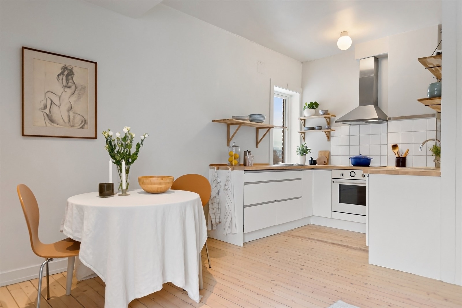 Det er plass for spisebord ved kjøkkenet Galleribilde