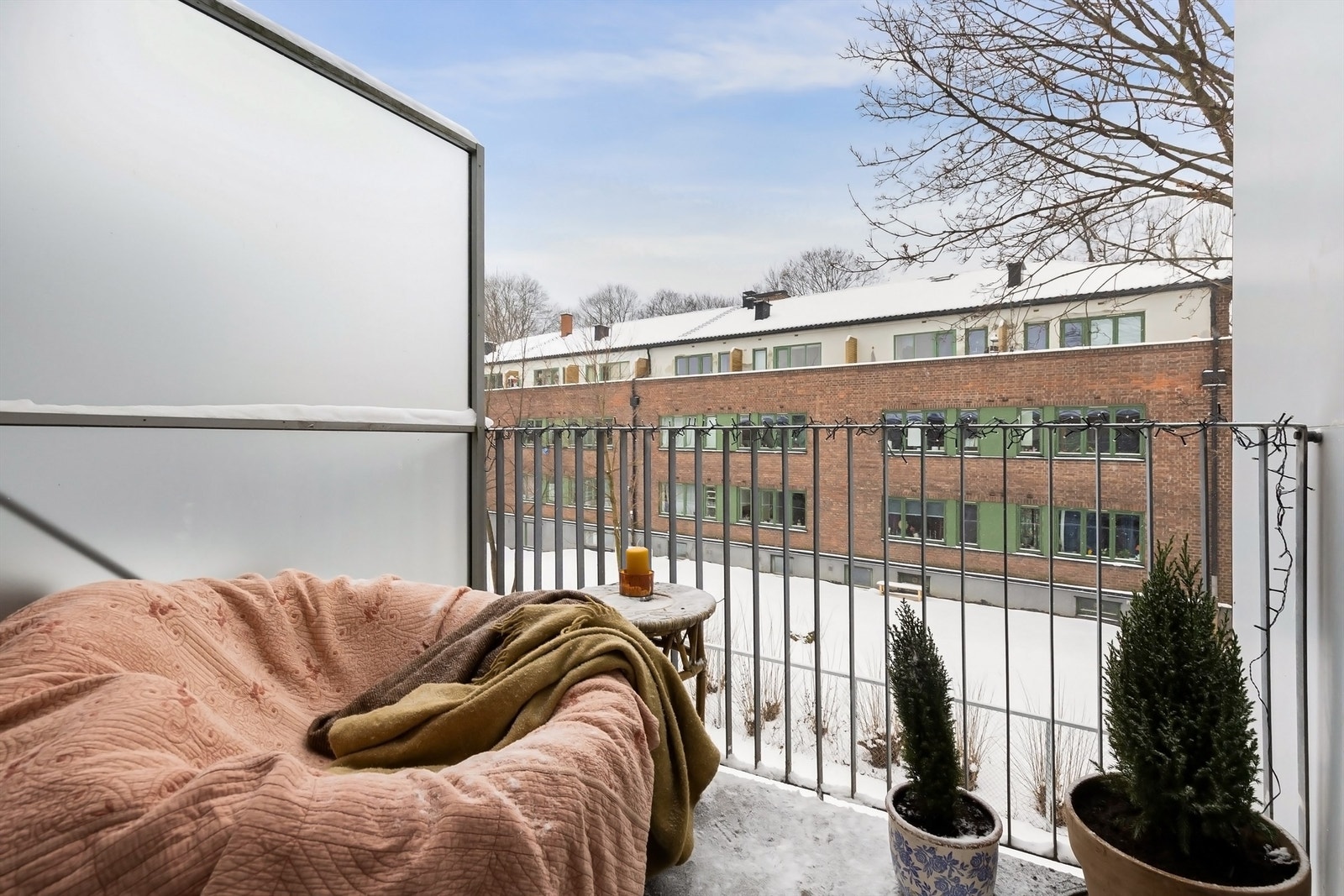 Fra stue/kjøkken er det utgang til en hyggelig vestvendt balkong på ca. 4 m², som gir gode solforhold og en fin forlengelse av oppholdsrommet Galleribilde