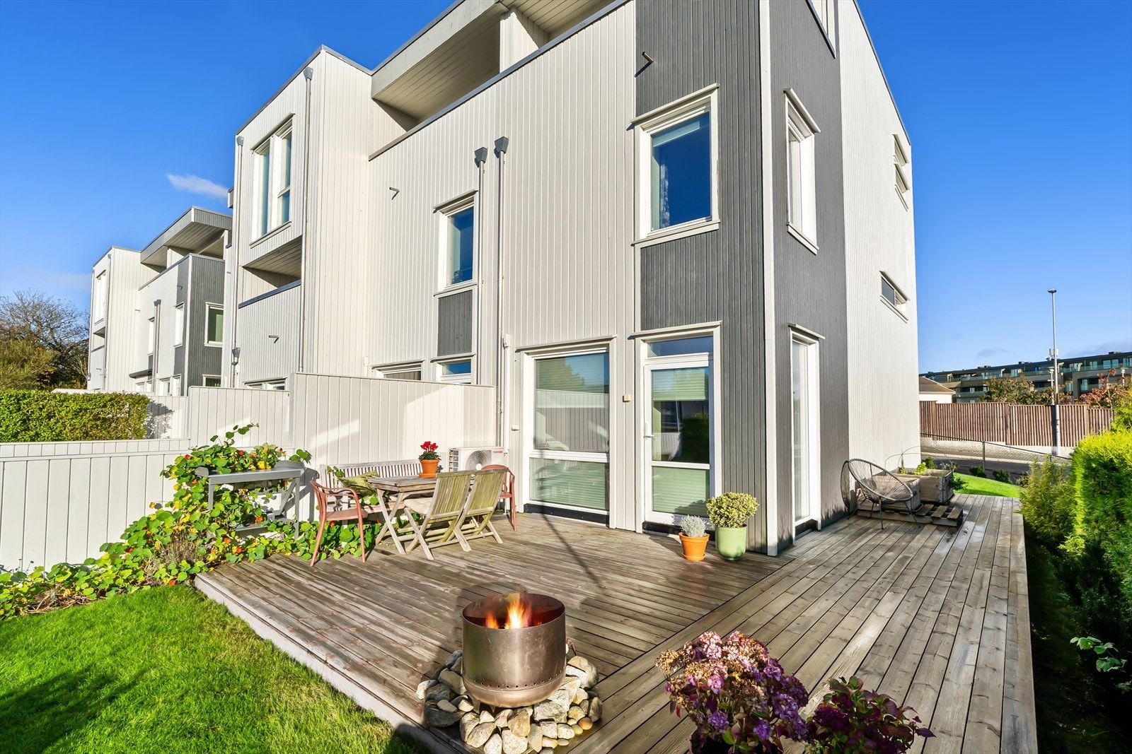 Fra stuen har man utgang til sørvendt terrasse og hage som kan vise til gode solforhold. Galleribilde