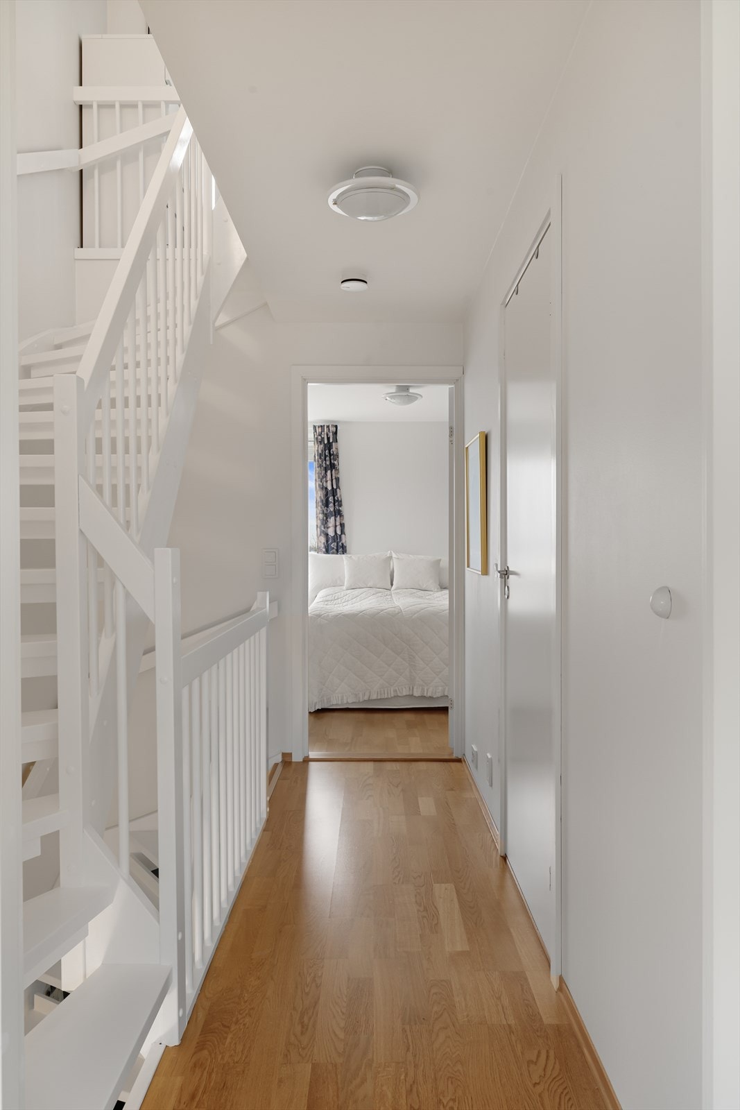 Videre kommer man opp til boligens 2. etasje som inneholder gang, bad, bod/teknisk rom som er perfekt for lagring og 2 soverom. Galleribilde