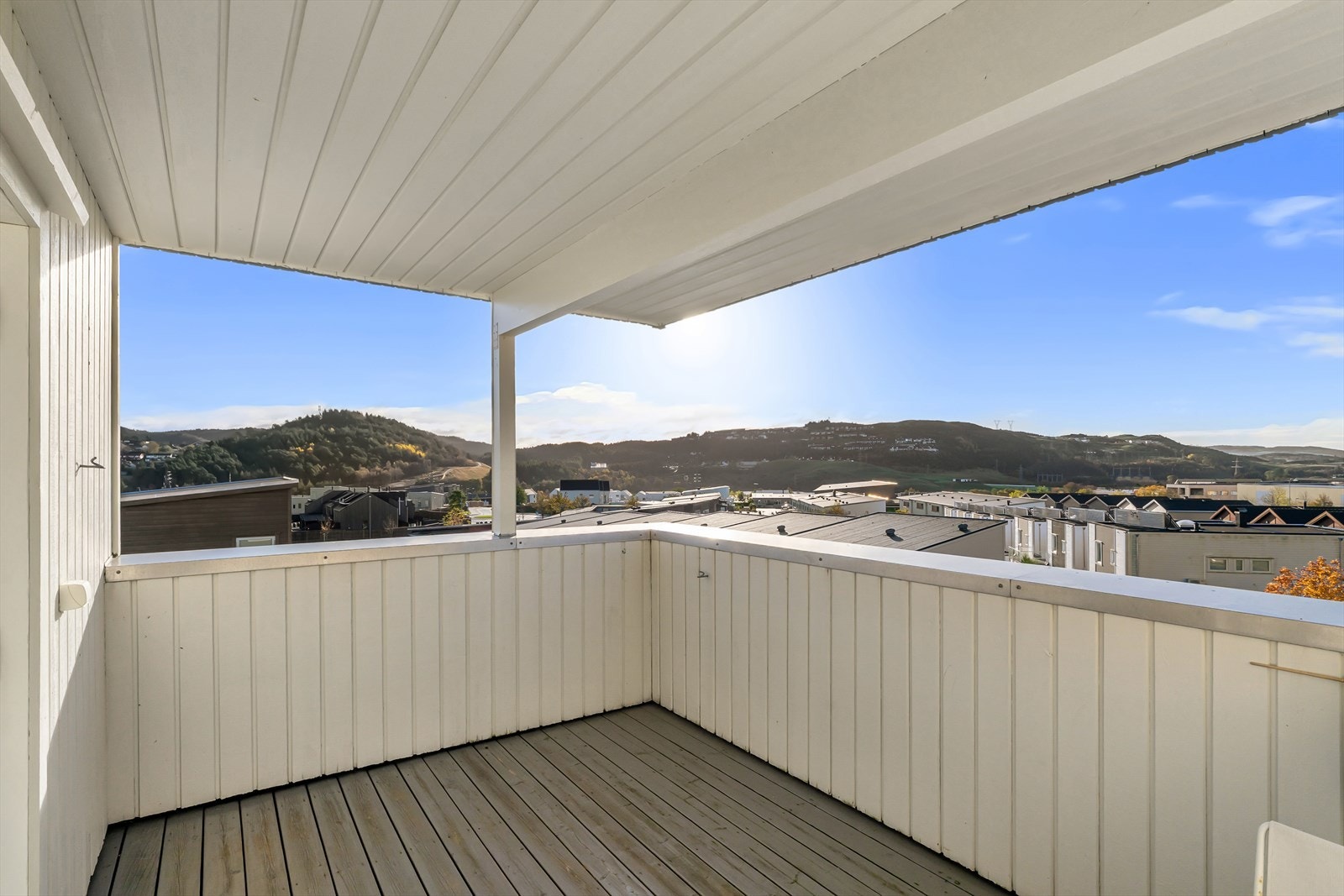 Fra stuen har man også utgang til en romslig og sørvendt balkong som kan vise til gode solforhold og en nydelig utsikt. Galleribilde