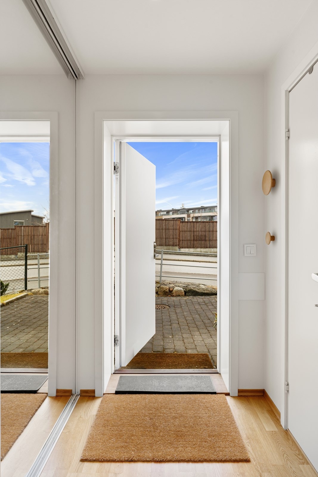 Pen entré/gang med skyvedørsgarderobe og god plass til å henge fra seg både yttertøy og sko. Galleribilde