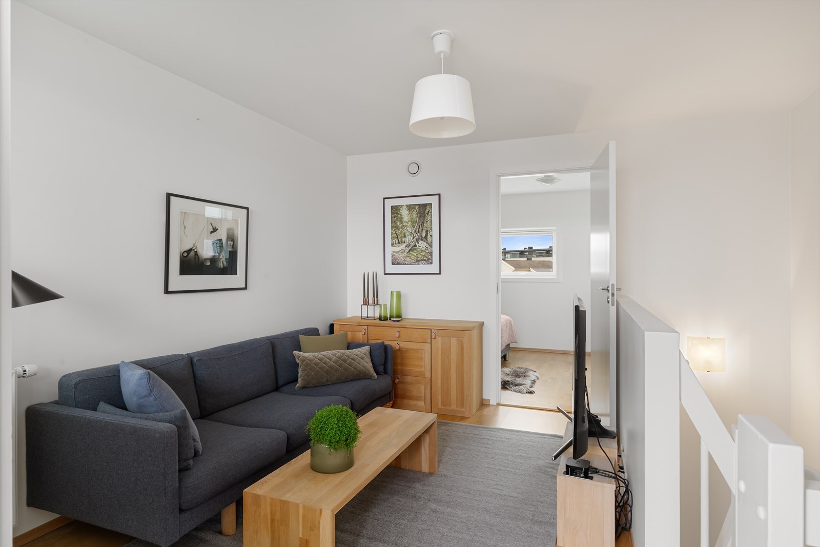 Her kan man for eksempel lage til et lekerom for ungene, treningsrom, hobbyrom/kontor eller bruke stuen som en samlingsplass for hele familien til gode stunder, alt etter behov. Galleribilde