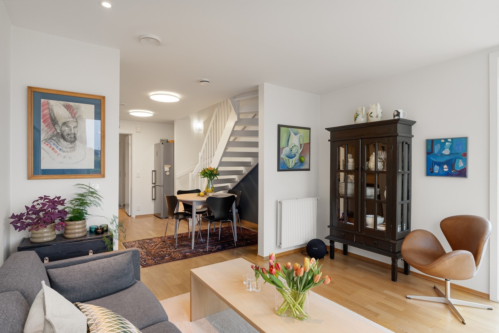 Stue hvor man har god plass til sofagruppe, en perfekt plass til å nyte gode stunder med familie og venner. Galleribilde