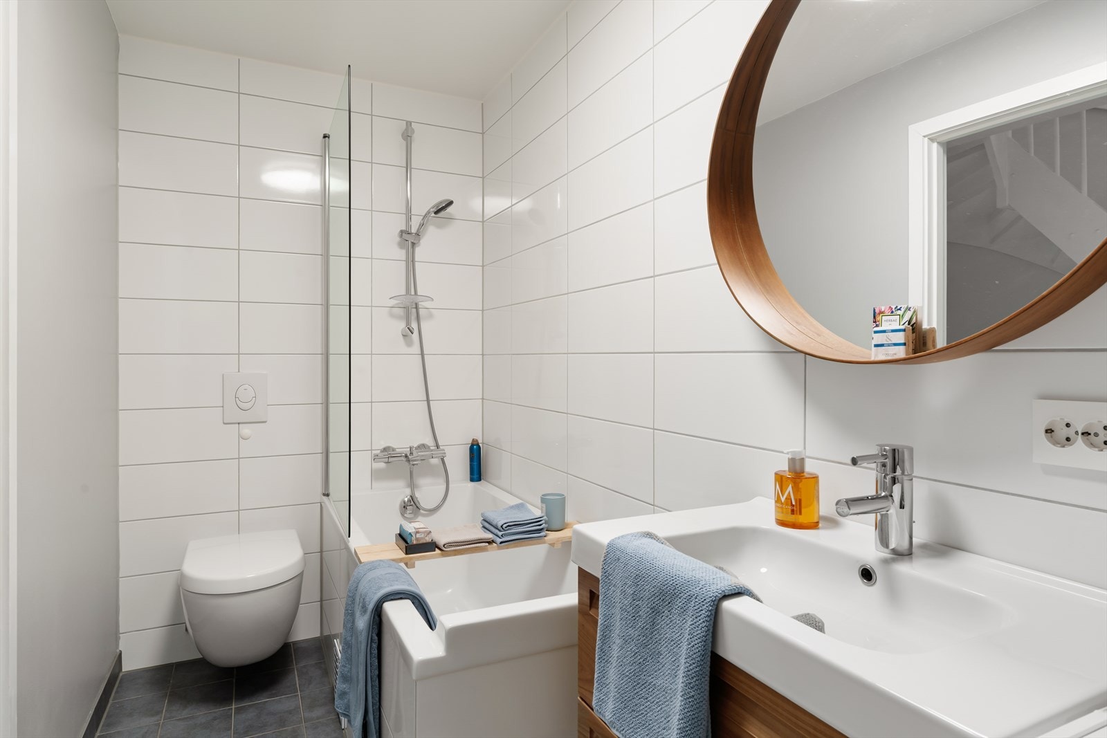 Pent helfliset bad som inneholder vegghengt wc, vask, badekar/dusj, pen baderomsinnredning og varme i gulv for ekstra komfort. Galleribilde