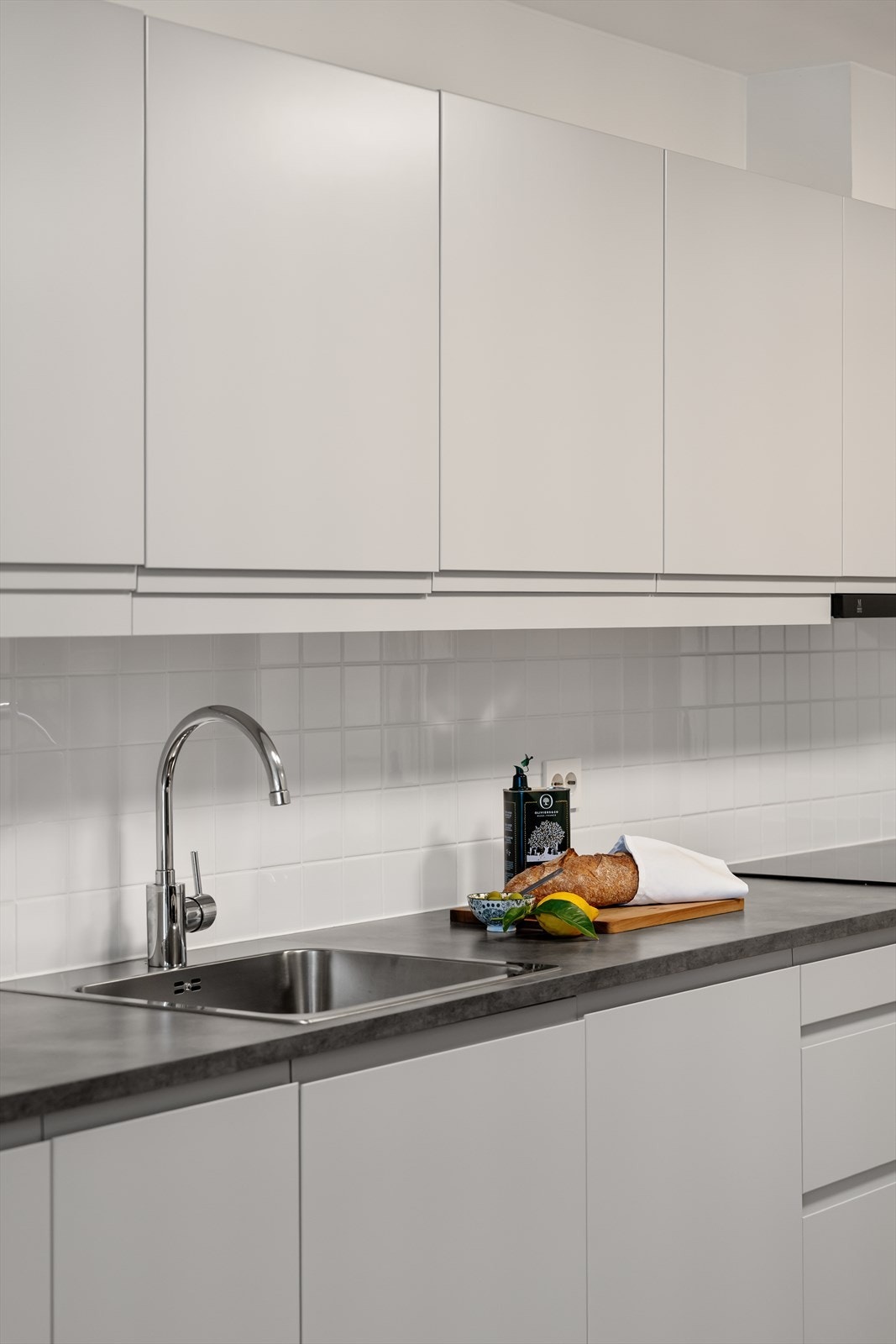 Her har man rikelig med skapplass til det meste en skulle ha behov for av både kopper og kar. Galleribilde