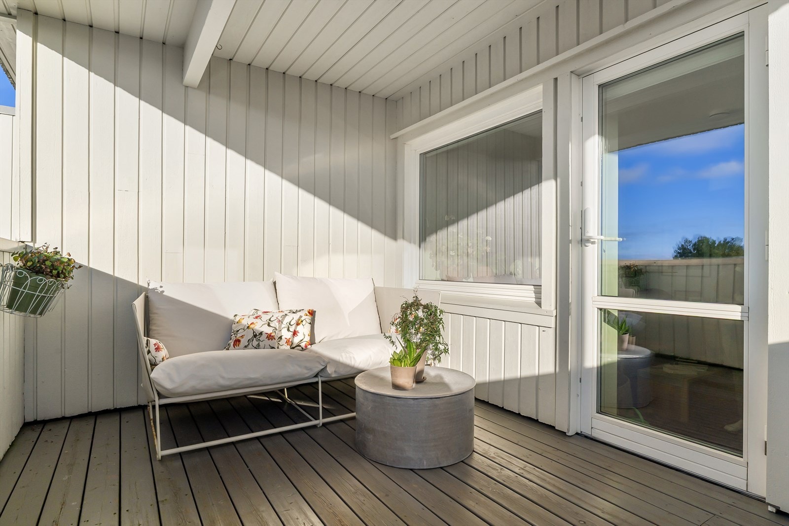 Fra stuen har man også utgang til en romslig og sørvendt balkong som kan vise til gode solforhold og en nydelig utsikt. Galleribilde