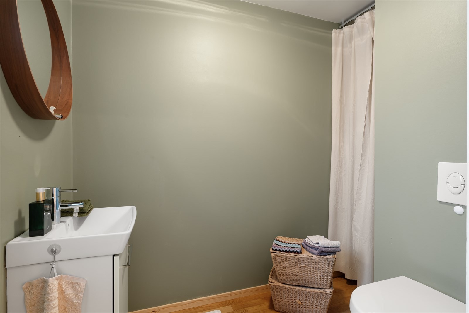 I direkte tilknytning til gang finner man et praktisk plassert gjestetoalett. Galleribilde