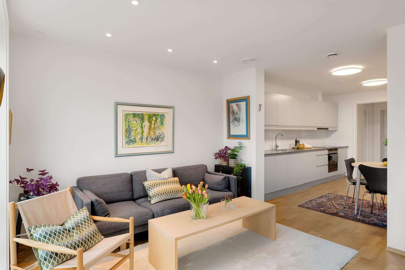 Stue hvor man har god plass til sofagruppe, en perfekt plass til å nyte gode stunder med familie og venner. Galleribilde