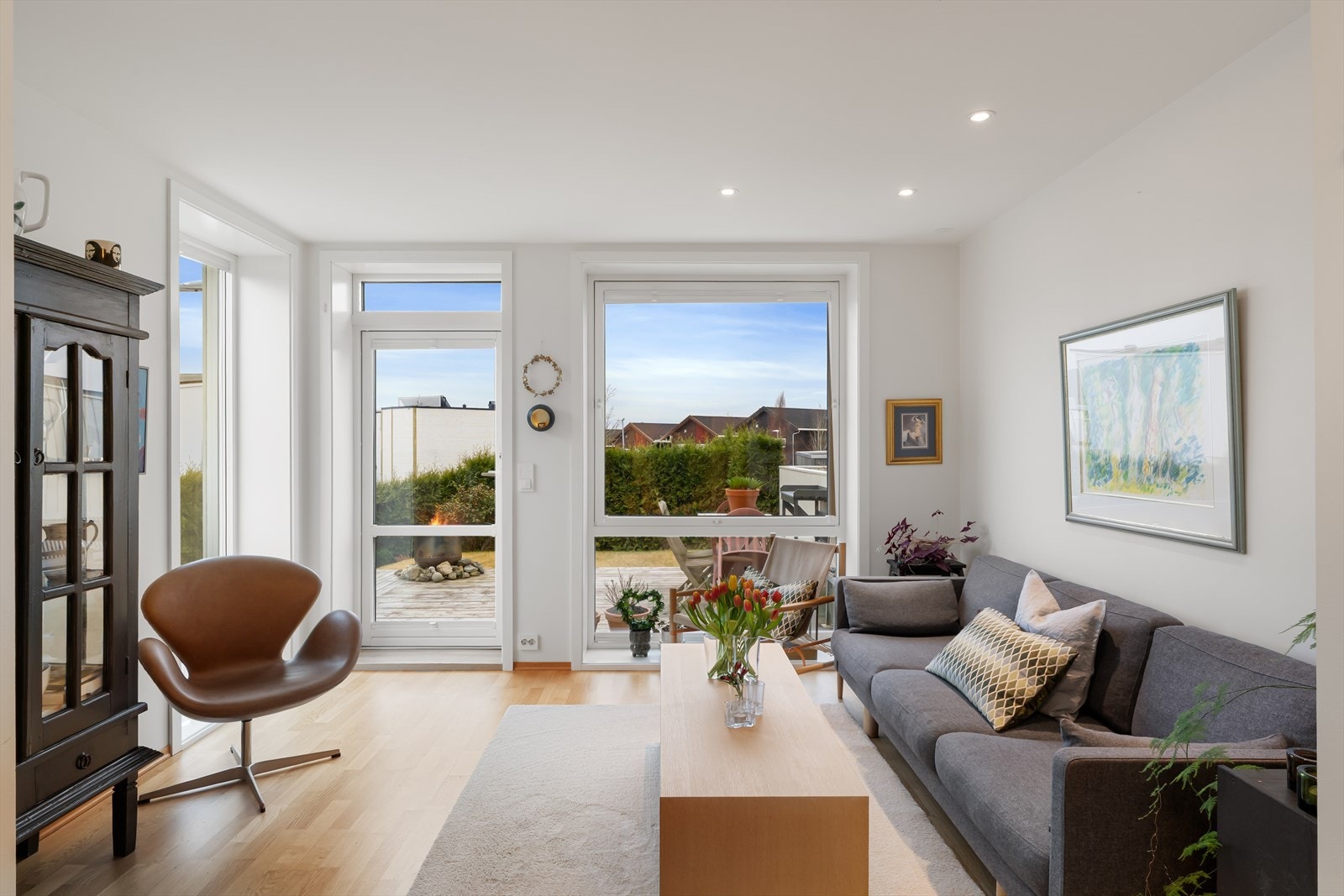 Boligens stue fremstår som lys og trivelig med gode vindusflater som slipper inn mye naturlig lys som igjen er med på å skape en god romfølelse og atmosfære. Galleribilde