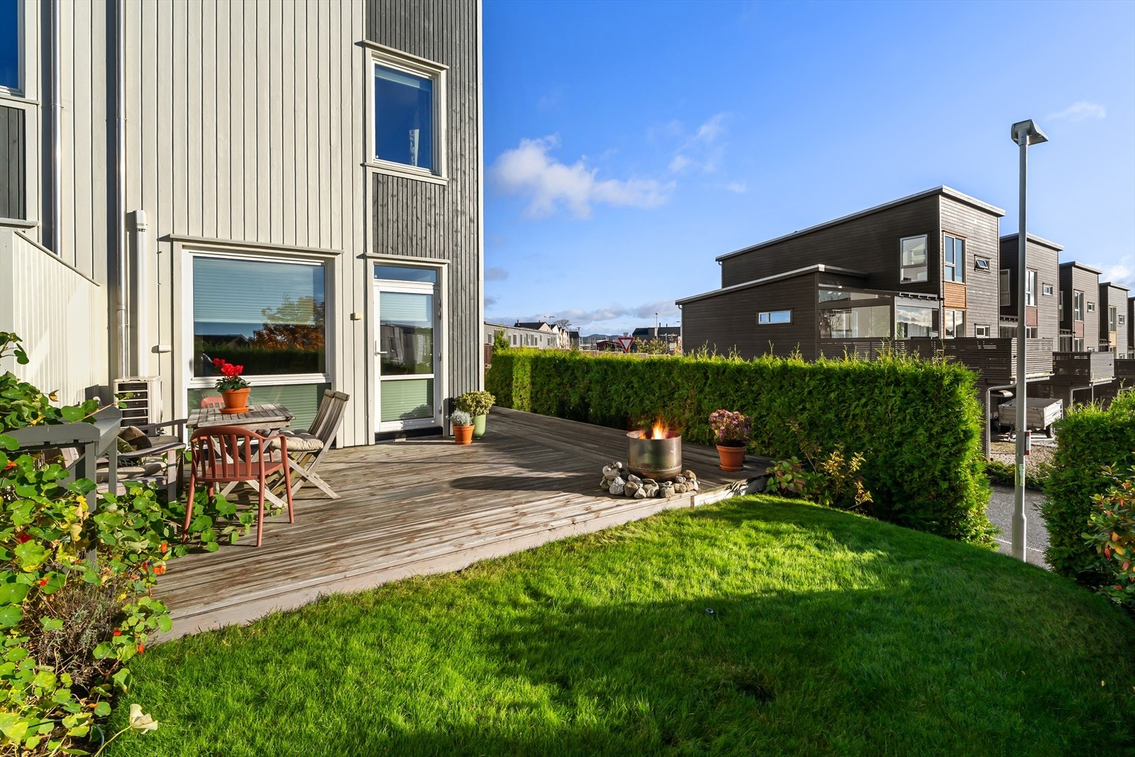 Fra stuen har man utgang til sørvendt terrasse og hage som kan vise til gode solforhold. Galleribilde