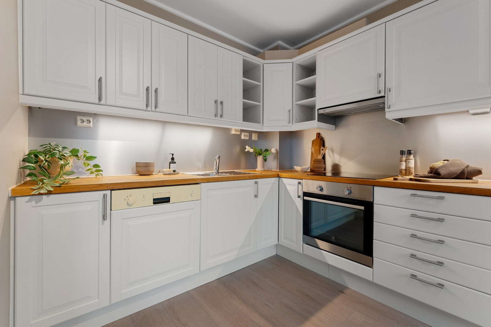 - Kjøkkenet er fra Ikea og fremstår som funksjonelt og godt utnyttet - Galleribilde