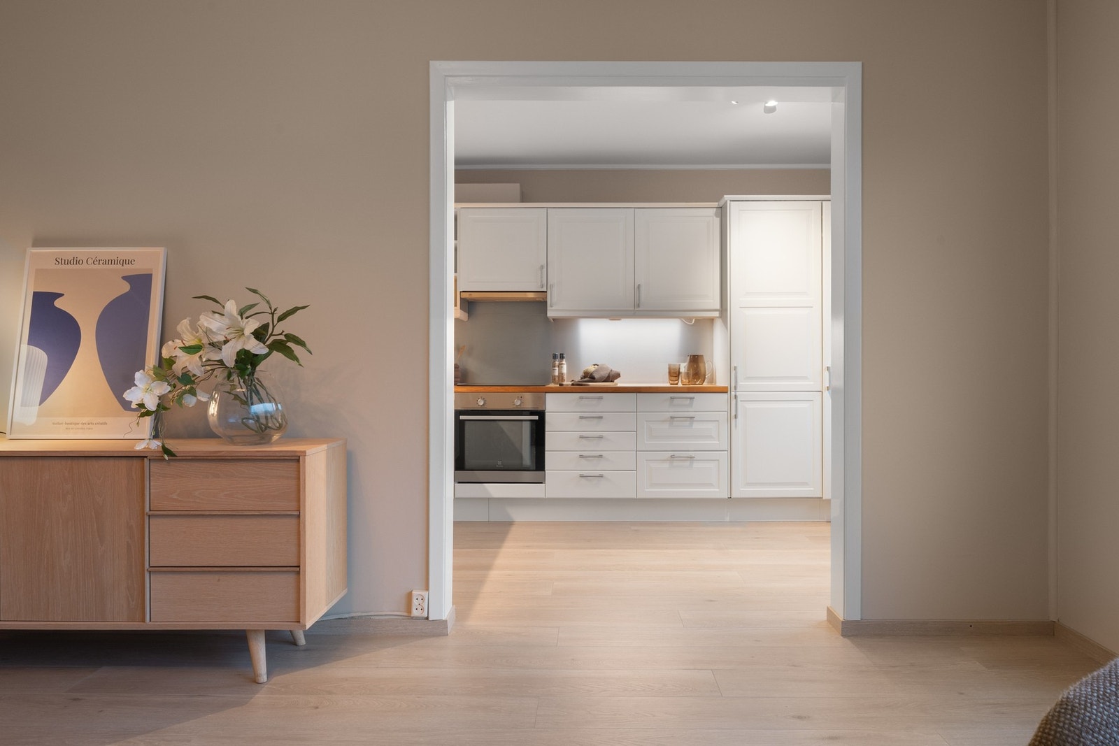 - I stuen er det installert Plejd-system for styring av belysning, som kan kontrolleres via app eller brukes manuelt via brytere - Galleribilde