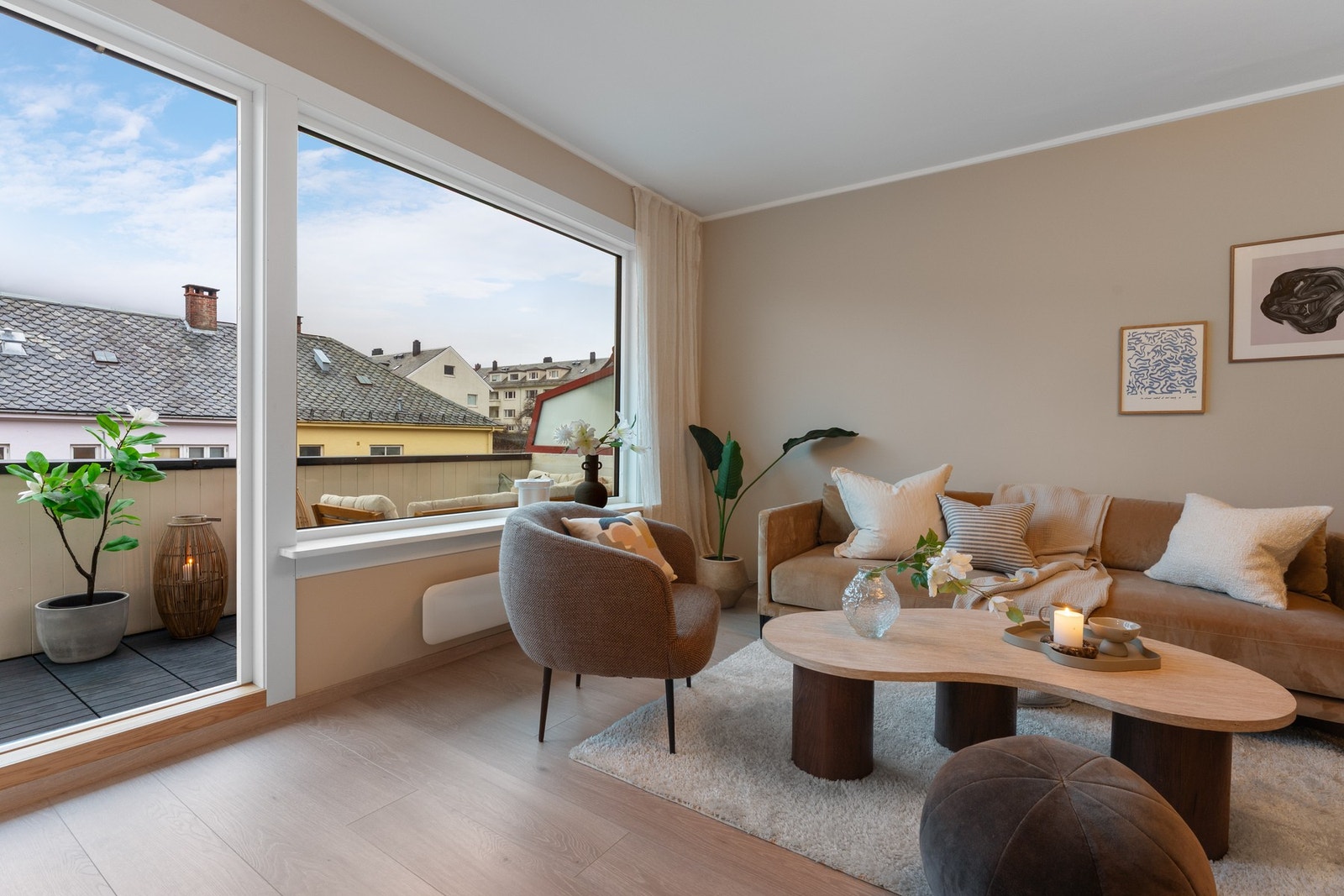 - Herfra er det utgang til en vestvendt balkong på ca. 6,4 m² - Galleribilde