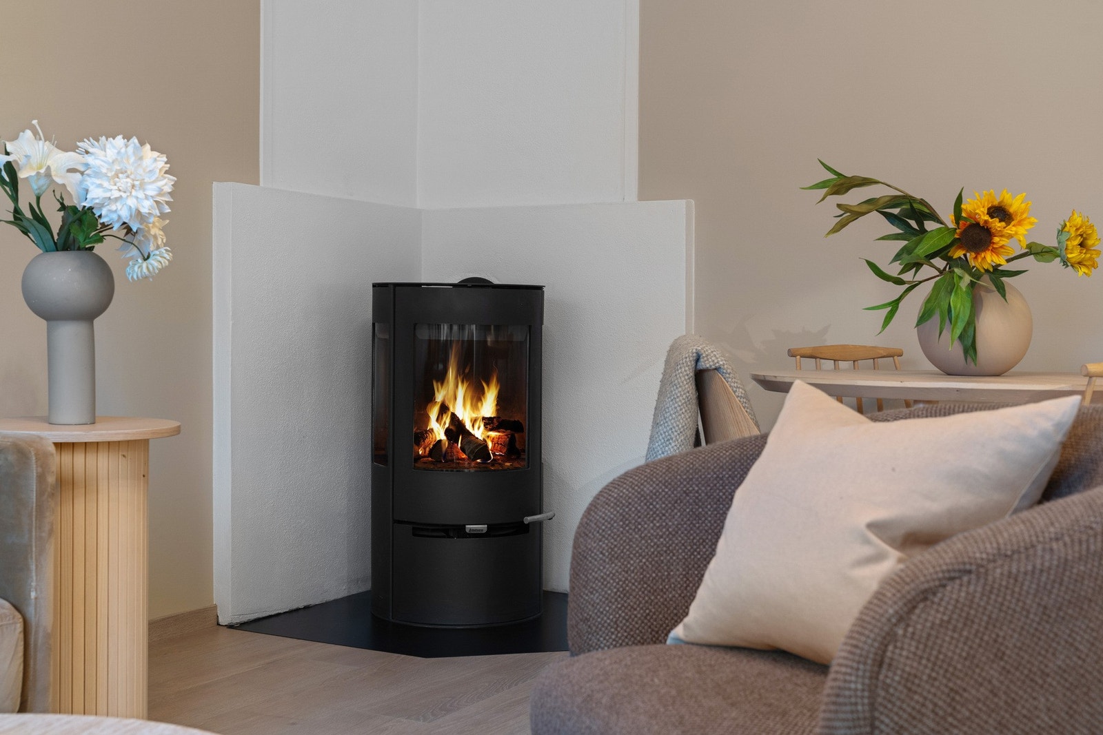 - Den rentbrennende peisen gir god varme og stemning - Galleribilde