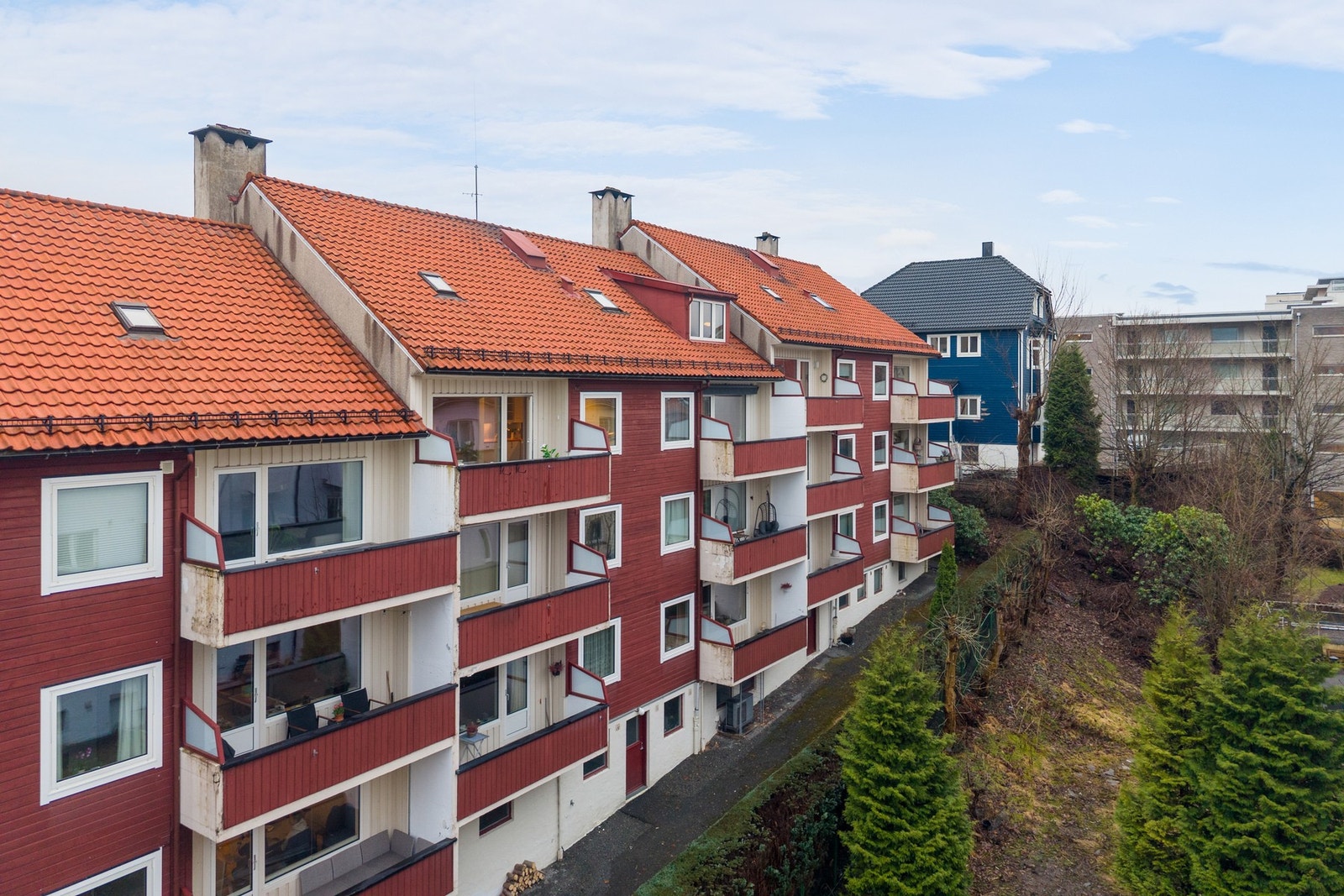 - Leiligheten disponerer gode oppbevaringsmuligheter med hele tre boder; én på loftet og to boder side om side i kjelleren - Galleribilde