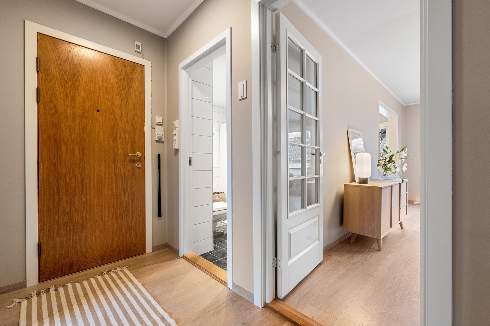 - Fra entréen oppleves boligen lys og innbydende med god flyt mellom rommene - Galleribilde