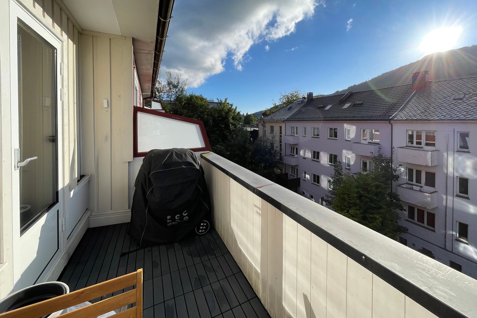 - På sommeren går solen over Løvstakken og man kan nyte solen til langt på kveld på balkongen - Galleribilde