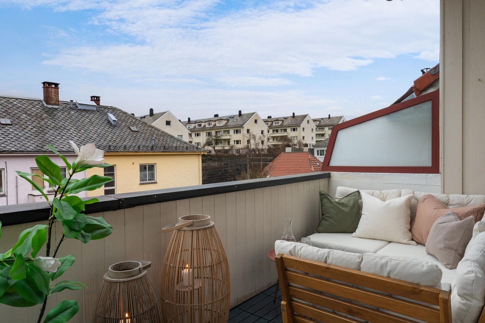 - Balkongen har fin plass til møblering - Galleribilde