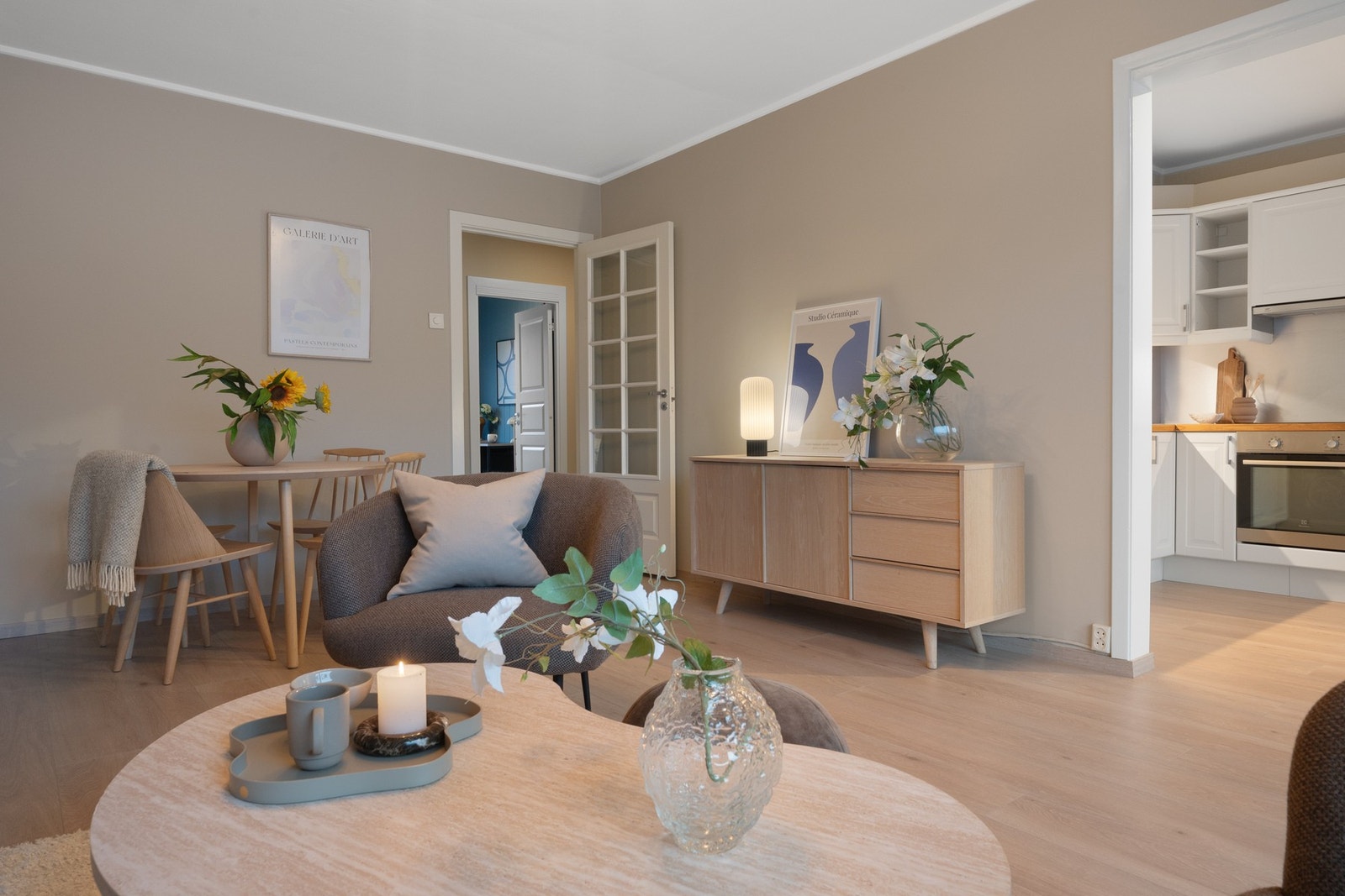 - Stuen har en takhøyde på ca. 2,52 meter som bidrar til en luftig romfølelse - Galleribilde