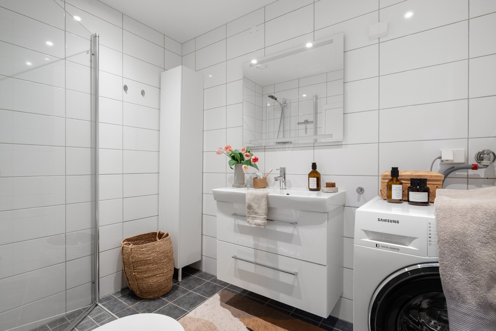 - Badet er lyst og funksjonelt, og ble oppgradert i regi av borettslaget i 2016 - Galleribilde