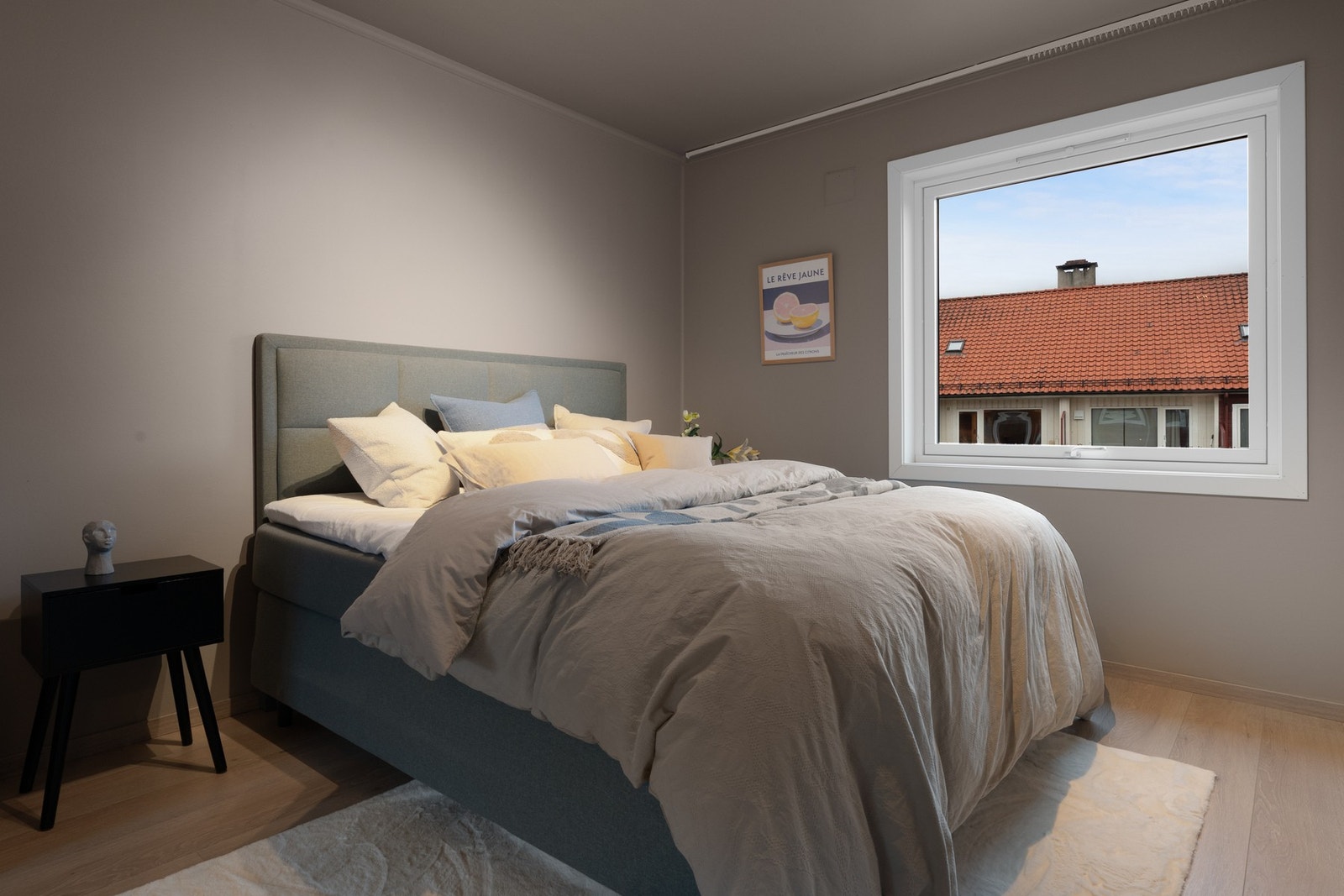 - Hovedsoverommet er romslig med stor garderobeløsning - Galleribilde