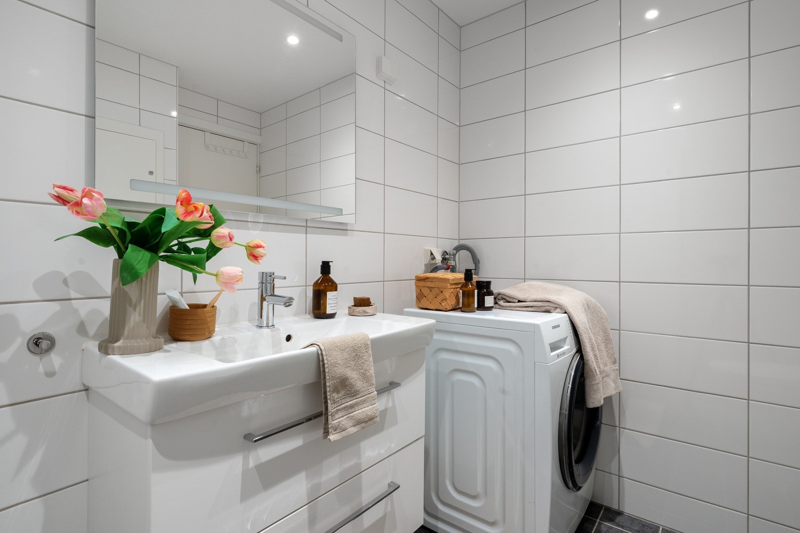 - Rommet er flislagt og har varmekabler i gulv - Galleribilde